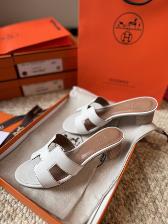 ua H**mes oasis white sandal