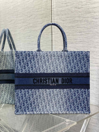 large d*or book tote blue De*1m d*or oblique jacquard  42 x 35 x 18.5 cm
