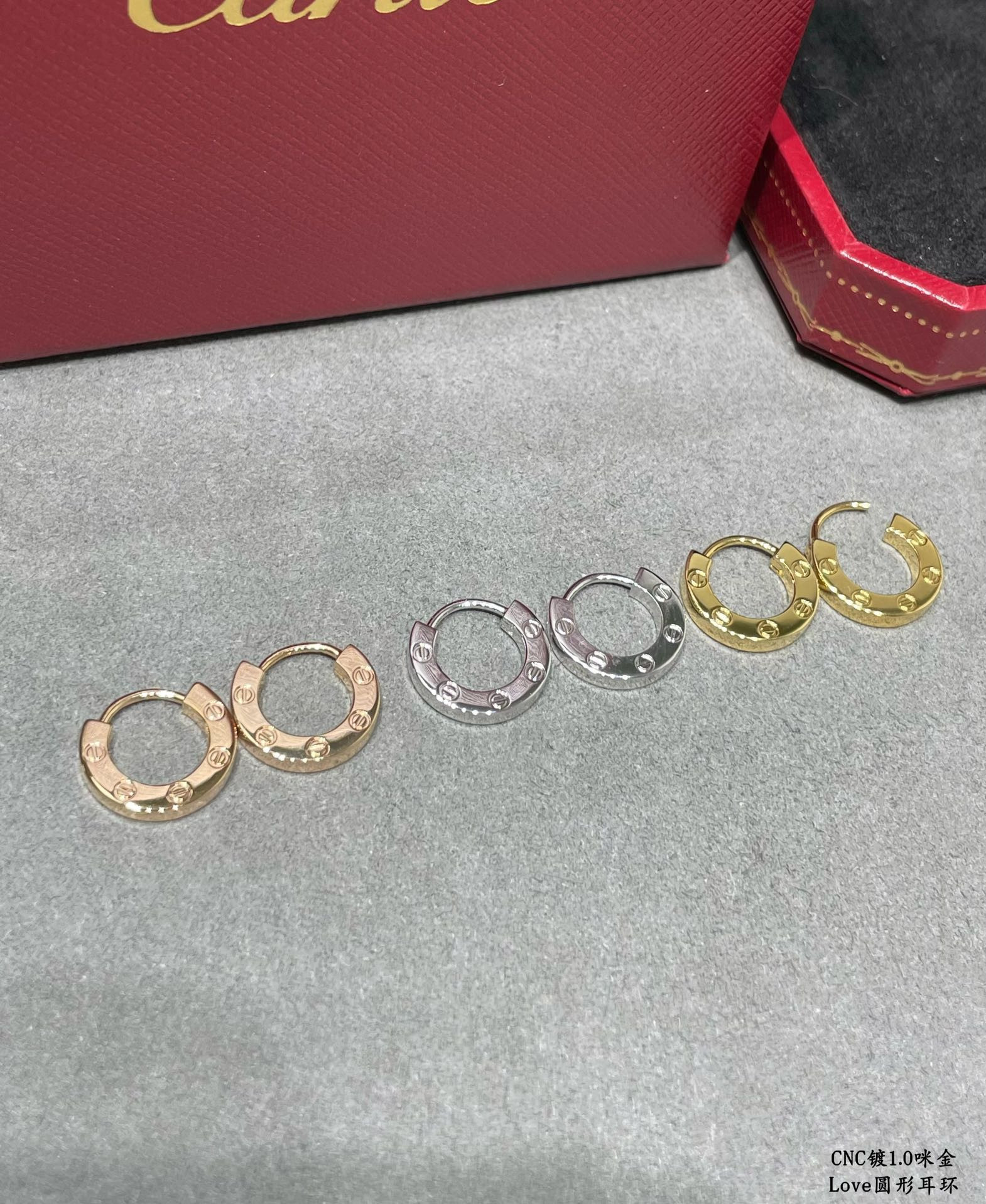 Ca*t*er love glossy round earrings