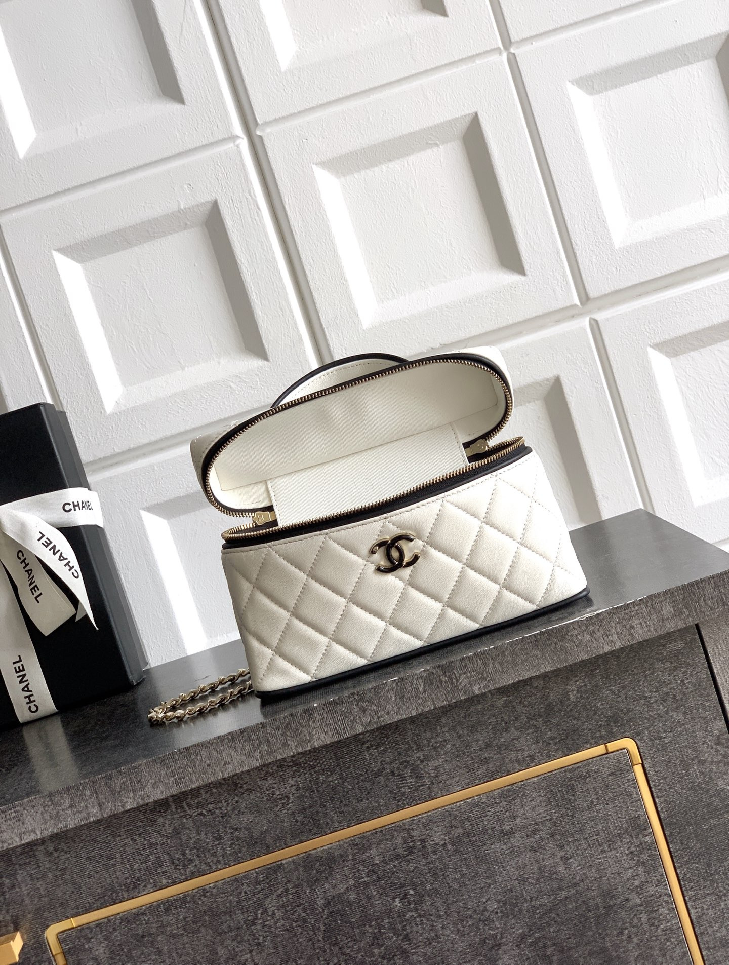 Ch*el vanity with chain ap5186 17x19.5x5cm