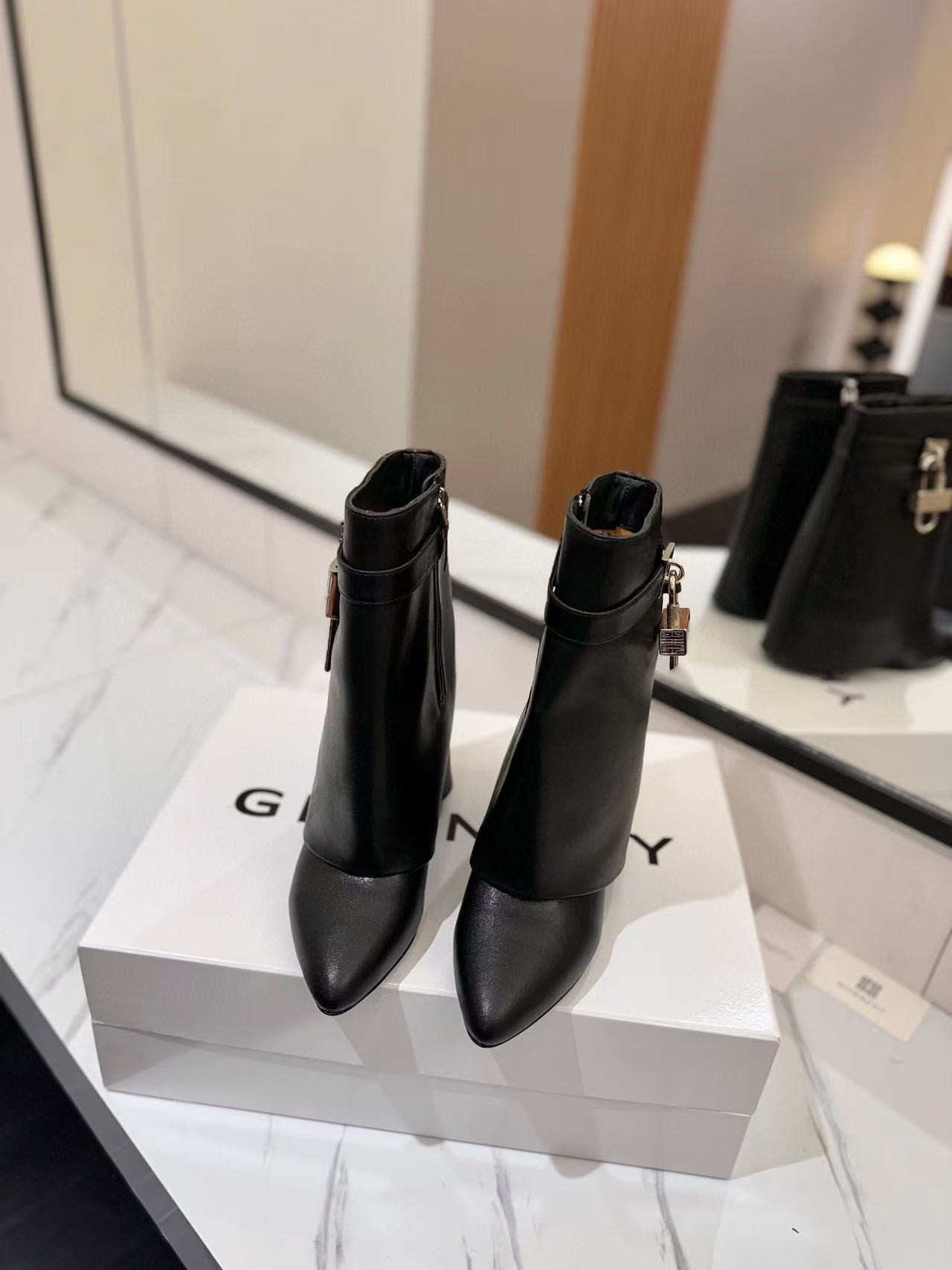 ua G1uenchy boots