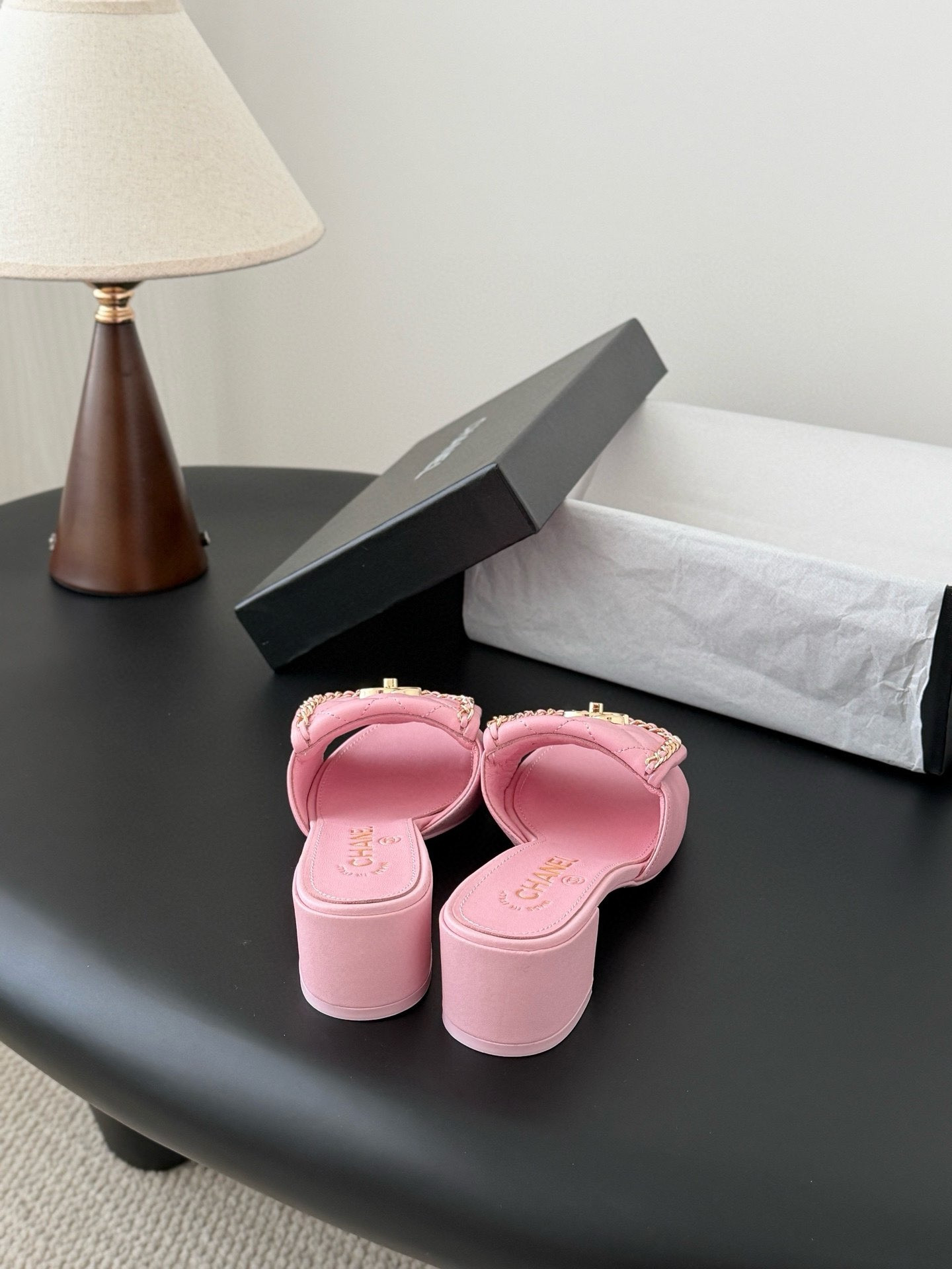 ua Ch*el slippers