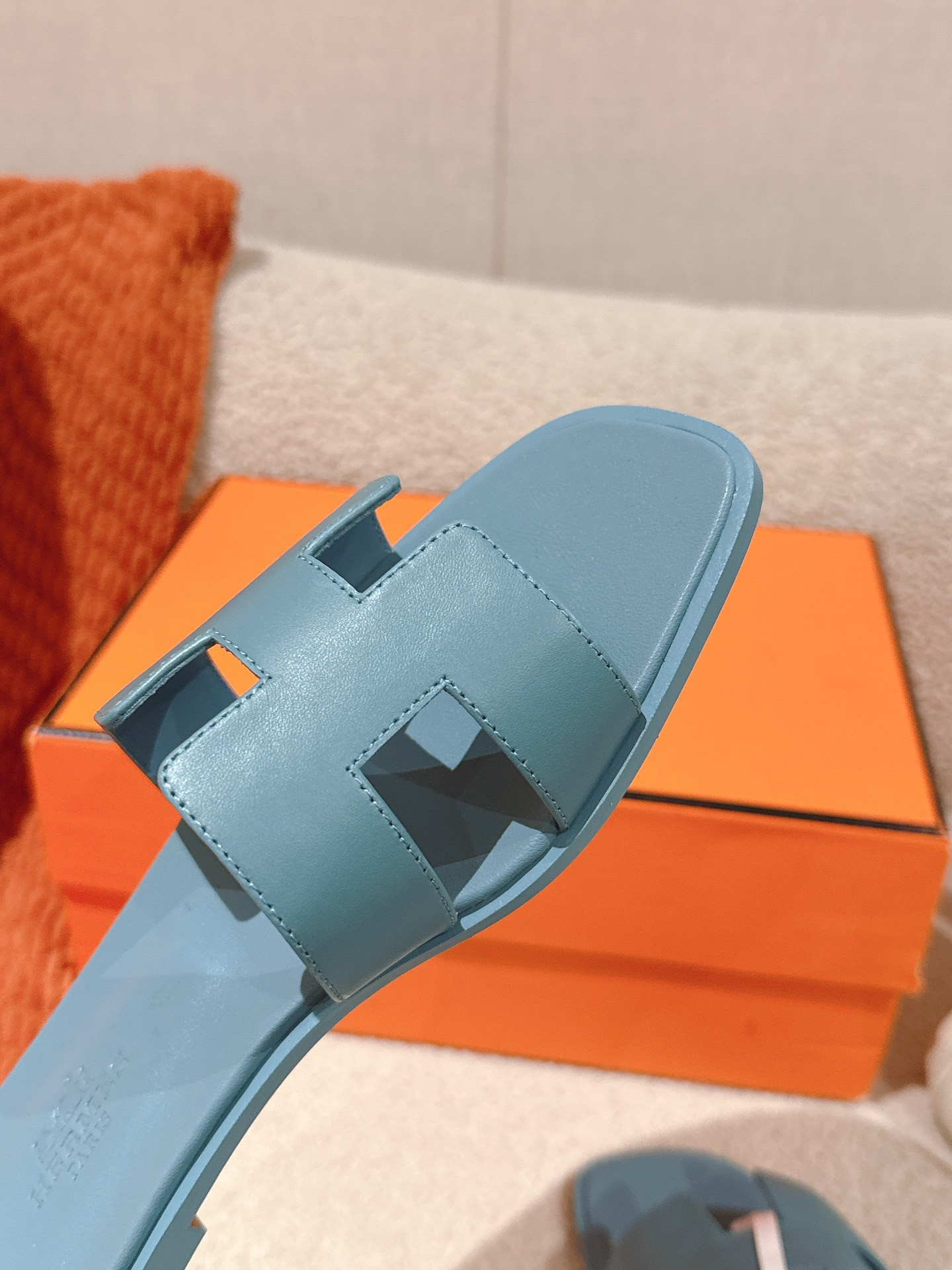 ua H**mes oran sandal