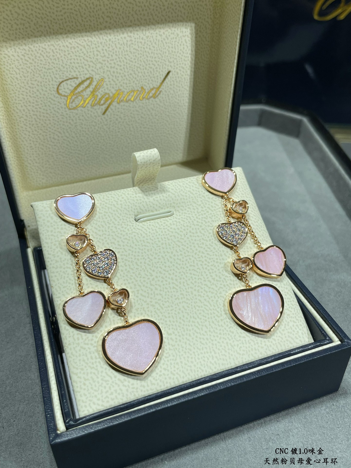 Ch0pard mother-of-pearl heart earrings