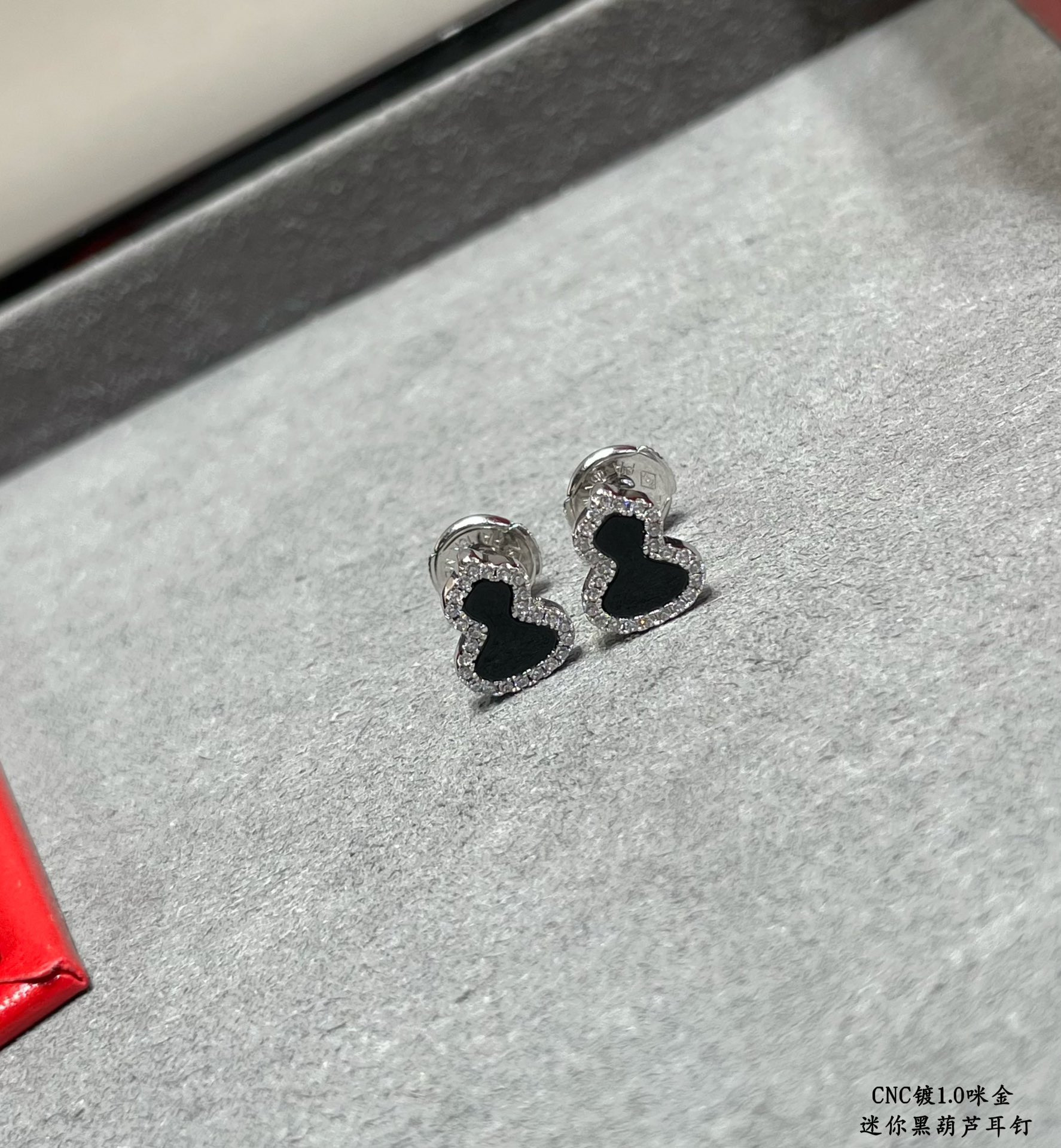 Qee1in mini gourd earrings