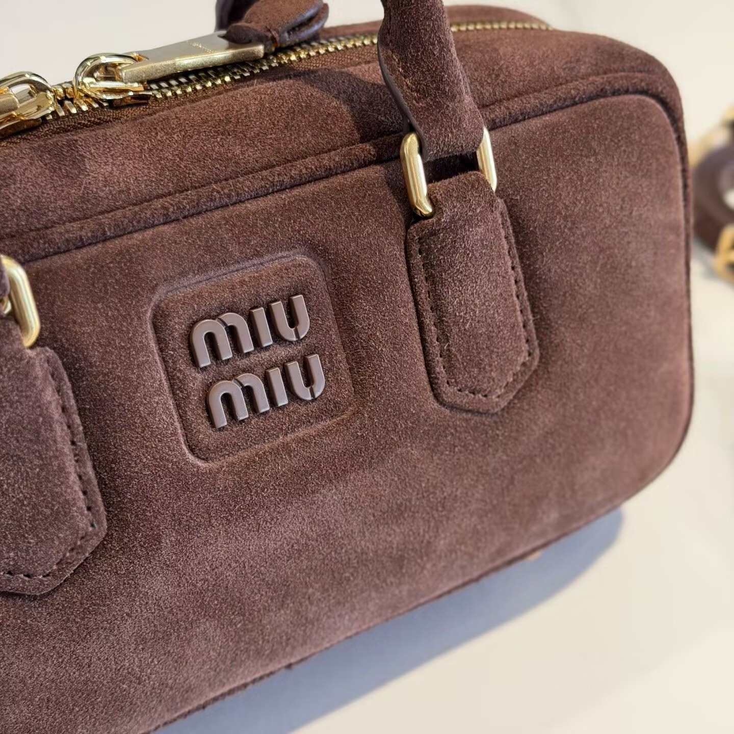 M1v M1v arcadie padded suede top-handle bag 27x12x9cm