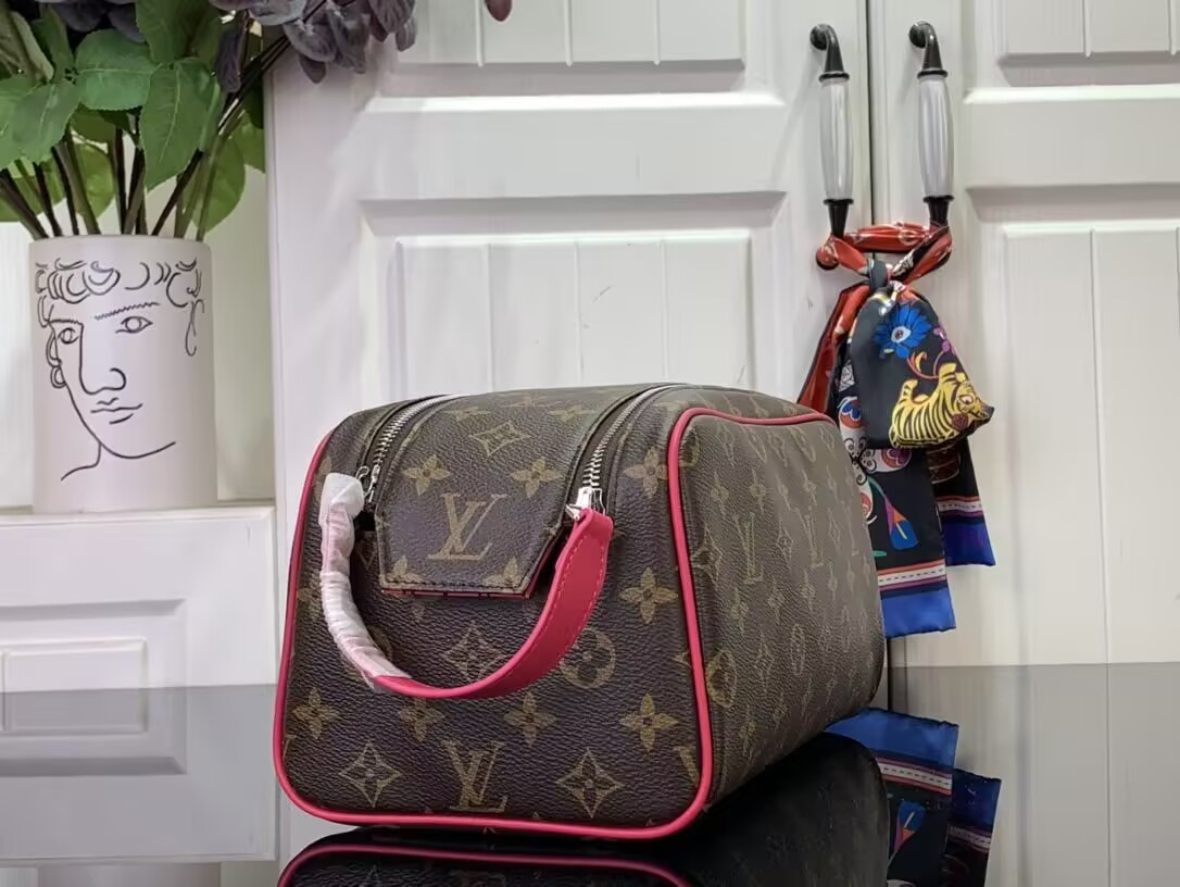 LV Dopp Kit M12641 28x15x16.5cm