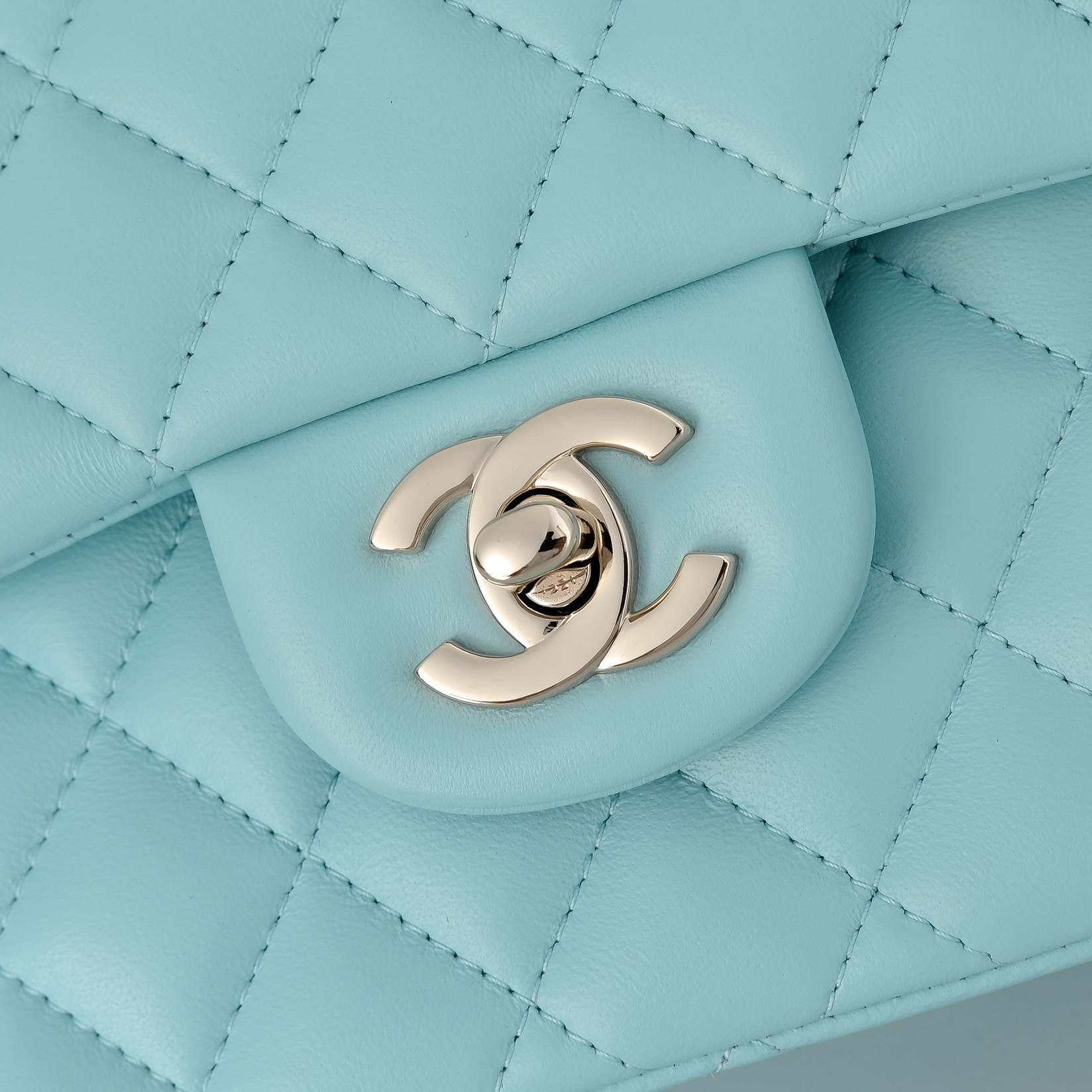 Ch*el classic flap handbag sky blue lambskin with light gold hardware a01113 23x14.5x6cm
