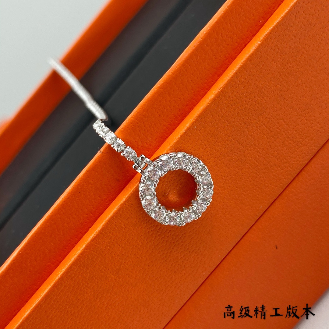 H**mes ot fully di*m*nd-encrusted bracelet