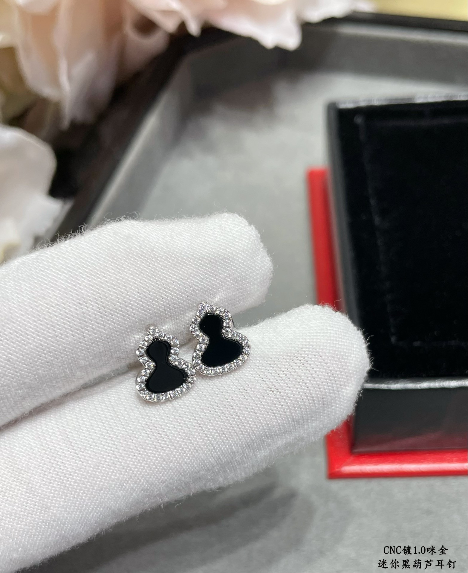 Qee1in mini gourd earrings