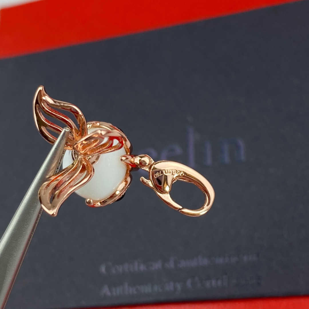 Qee1in goldfish pendant necklace