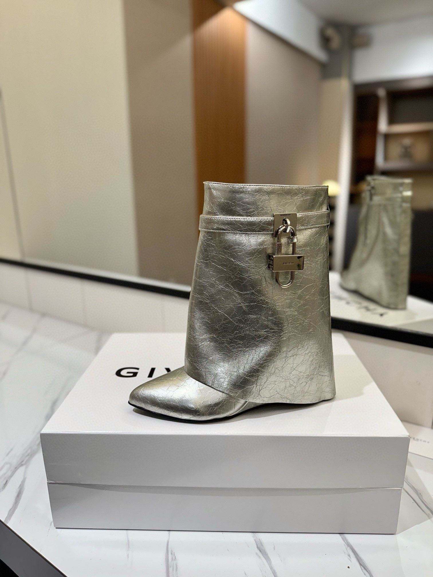 ua G1uenchy boots