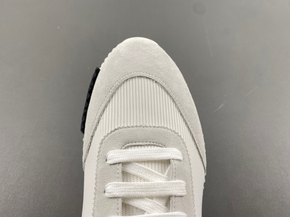 ua H**mes bouncing sneaker
