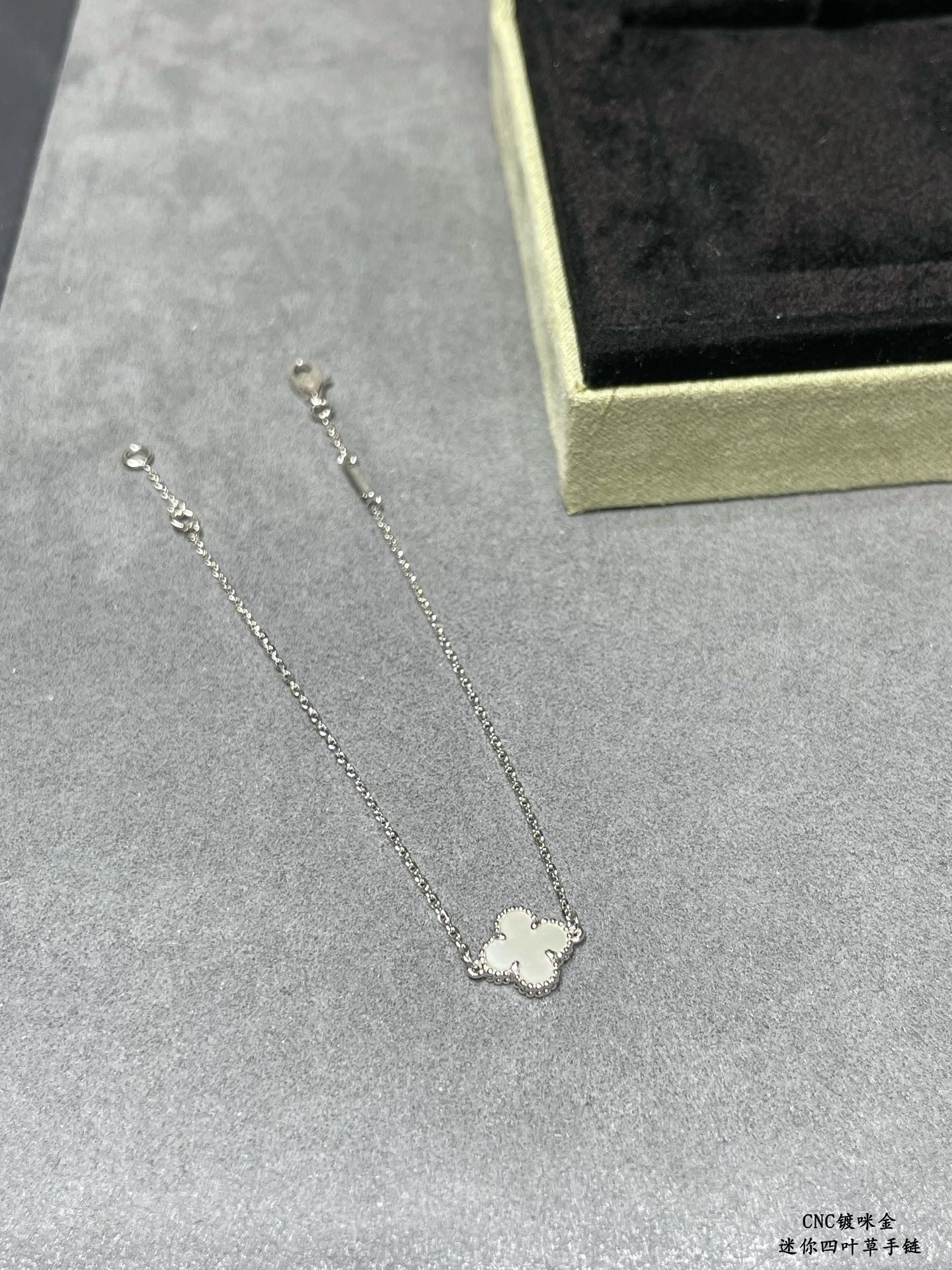 v*n cl*f & arpels mini preM1vm white fritillary four-leaf clover bracelet