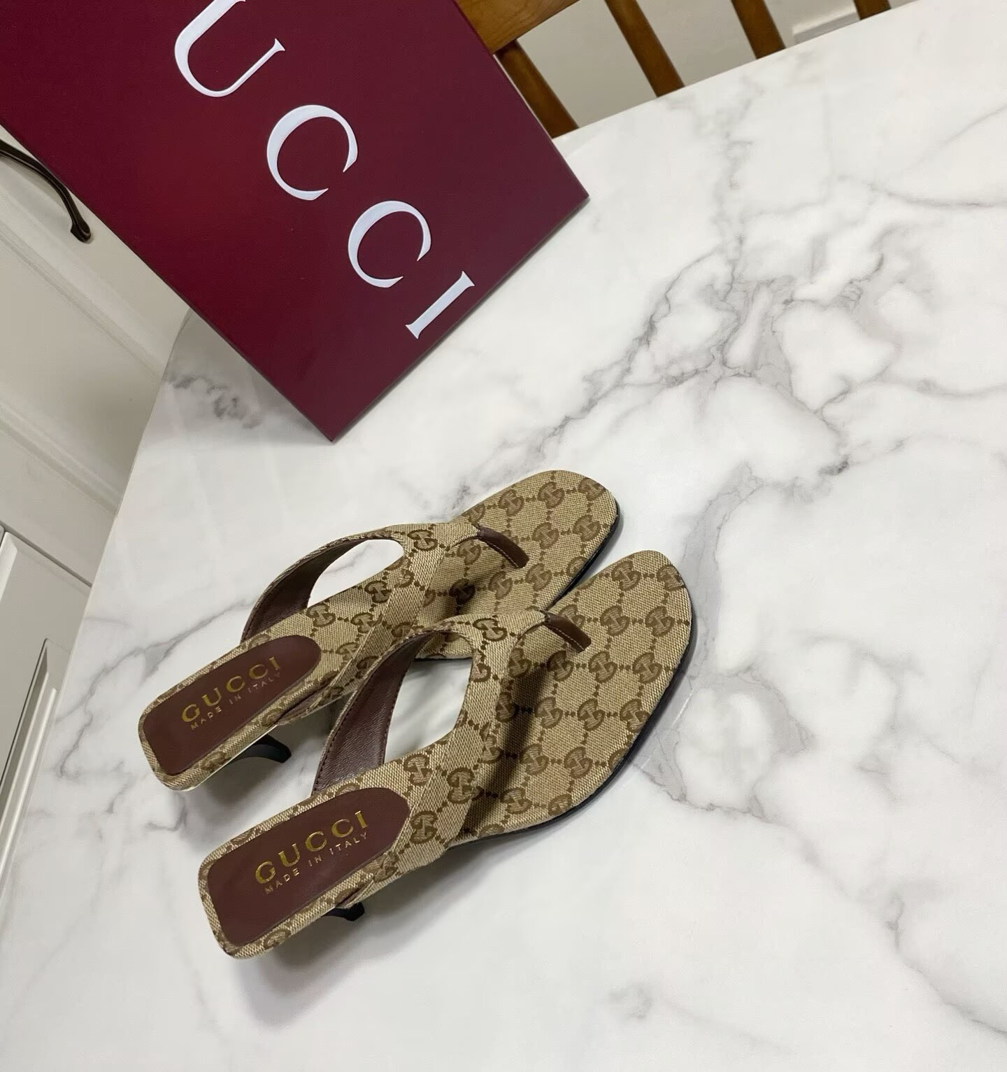 ua G*u*i vittoria thong slides