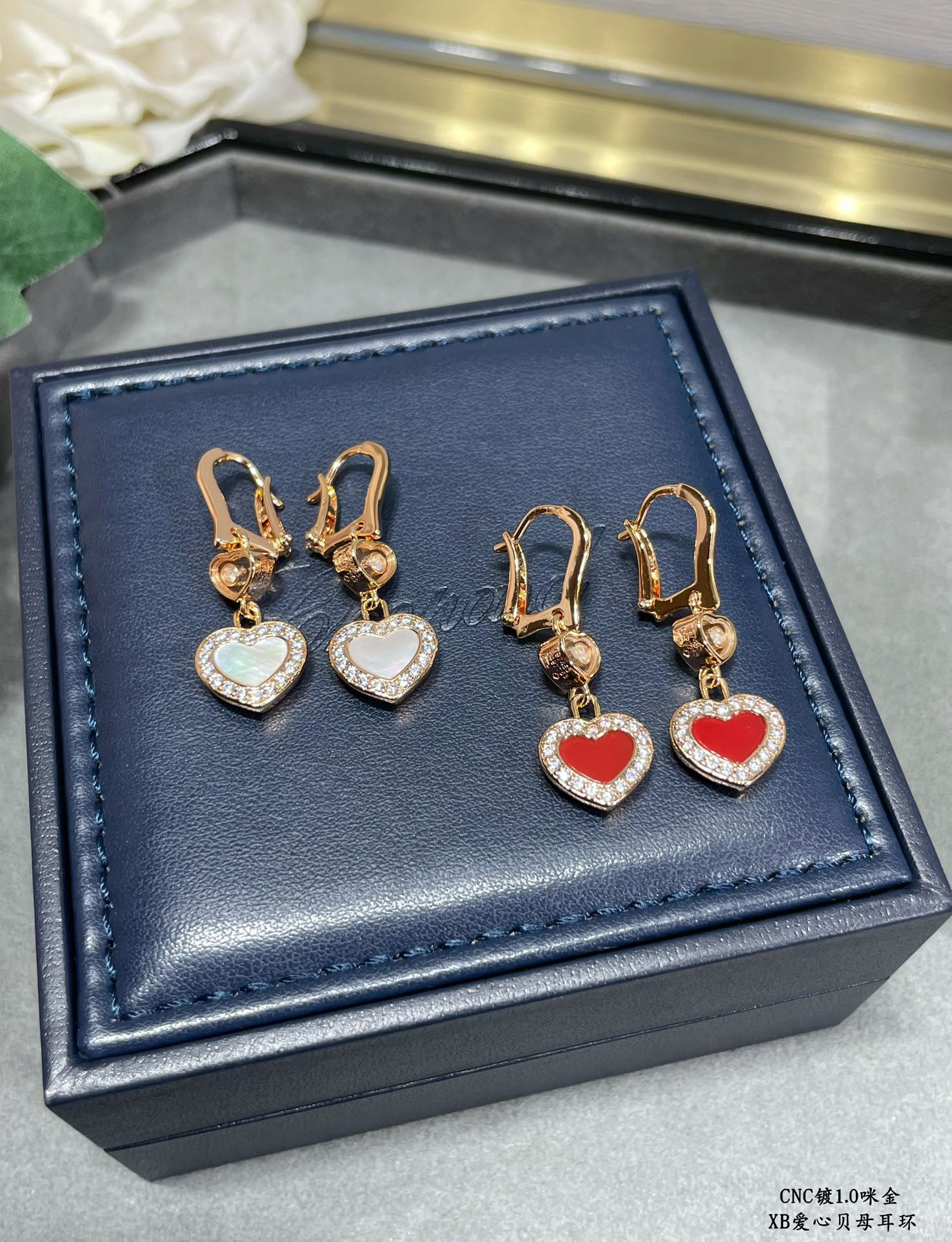 Ch0pard heart-shaped edge di*m*nd mother-of-pearl earrings
