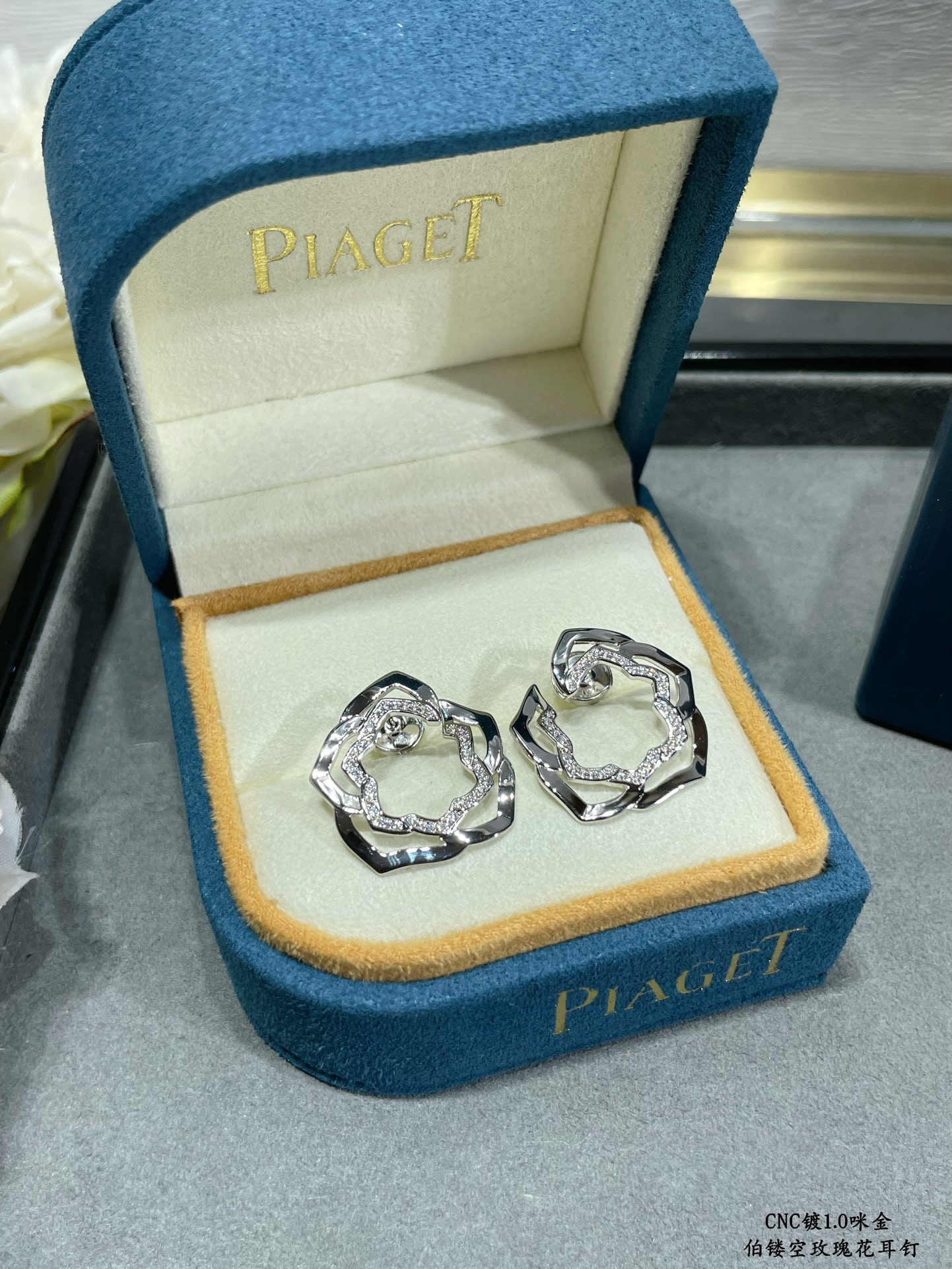 P1aget hollow rose earrings