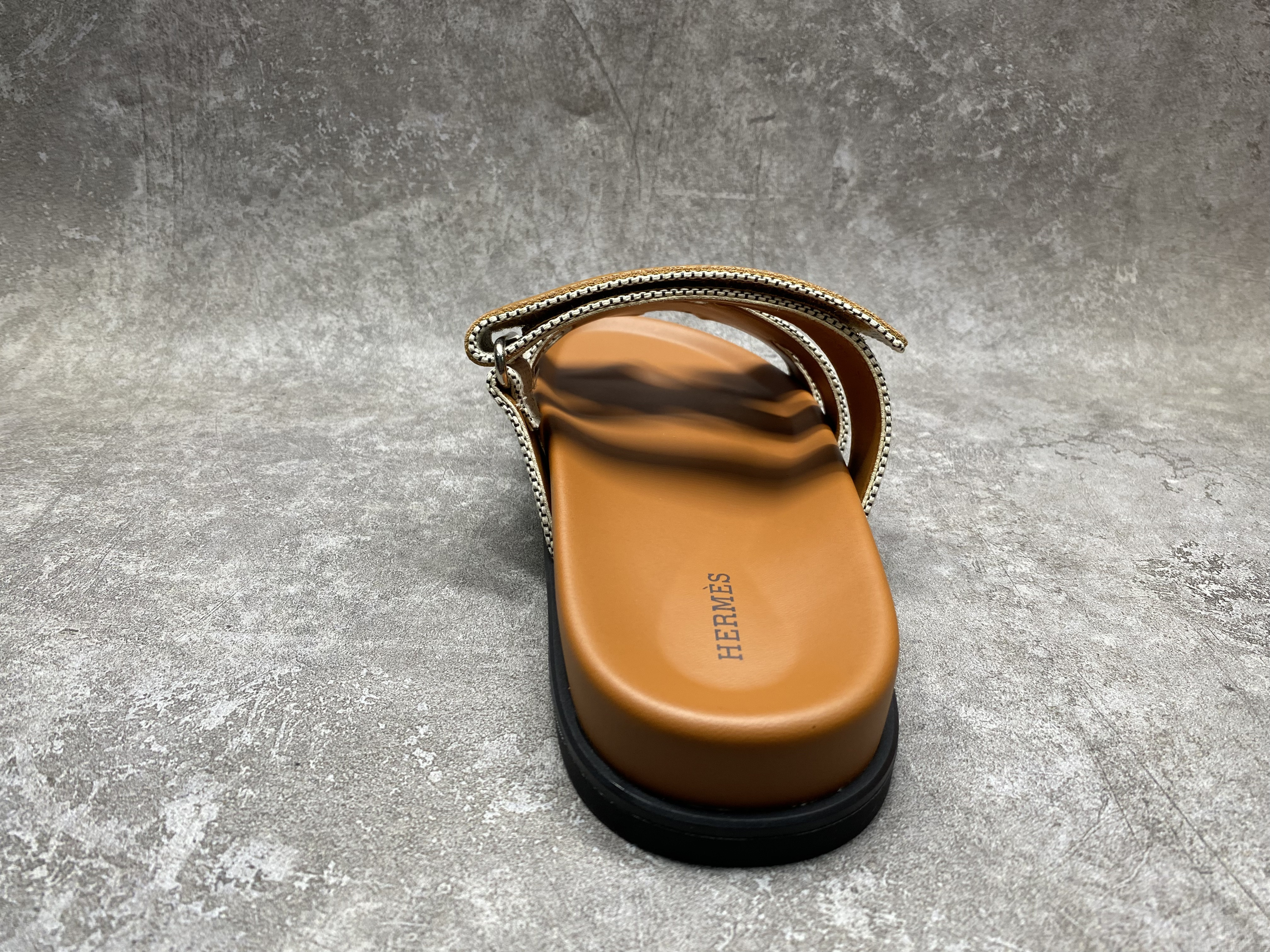 ua H**mes chypre sandal
