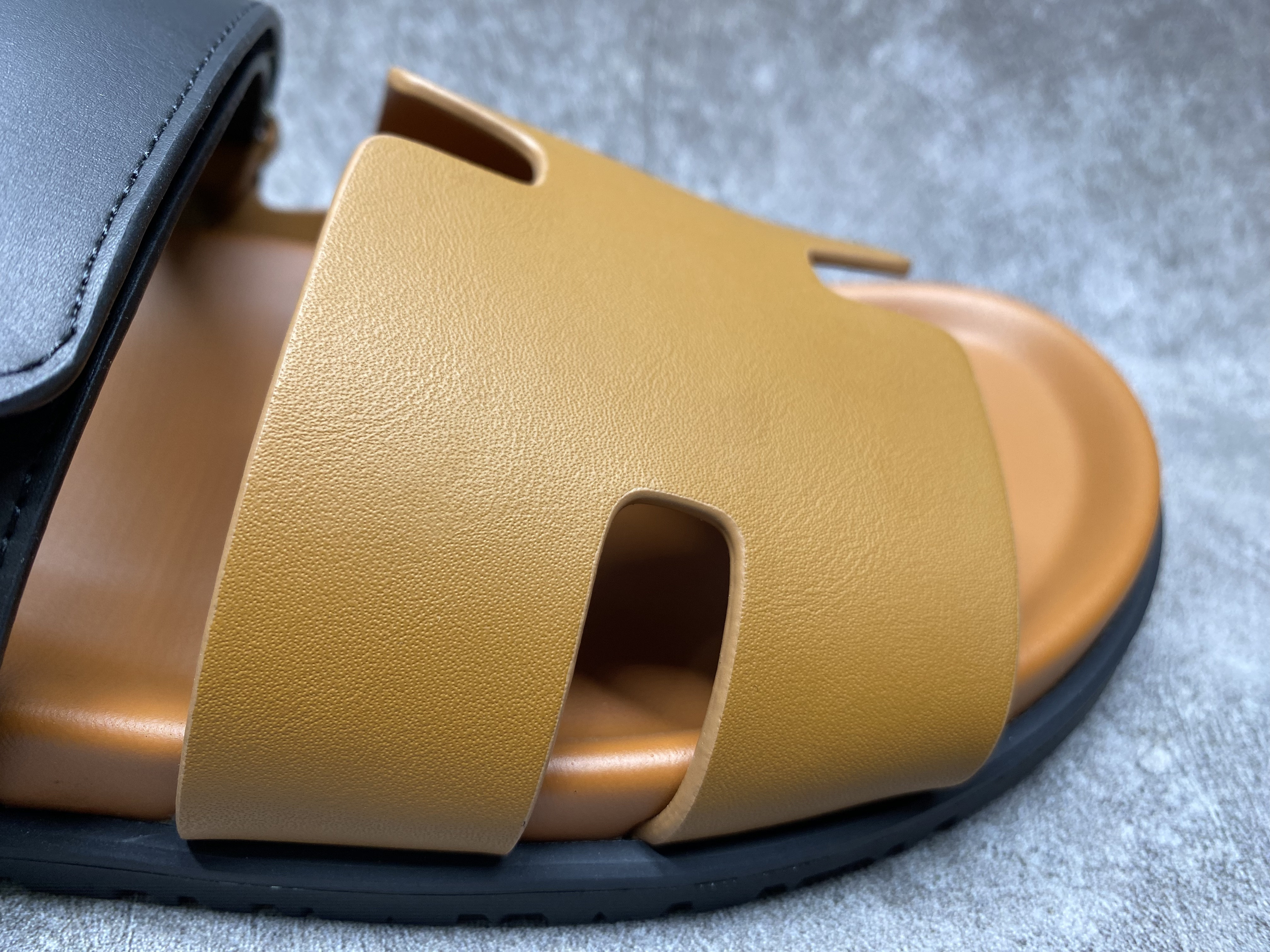 ua H**mes chypre sandal