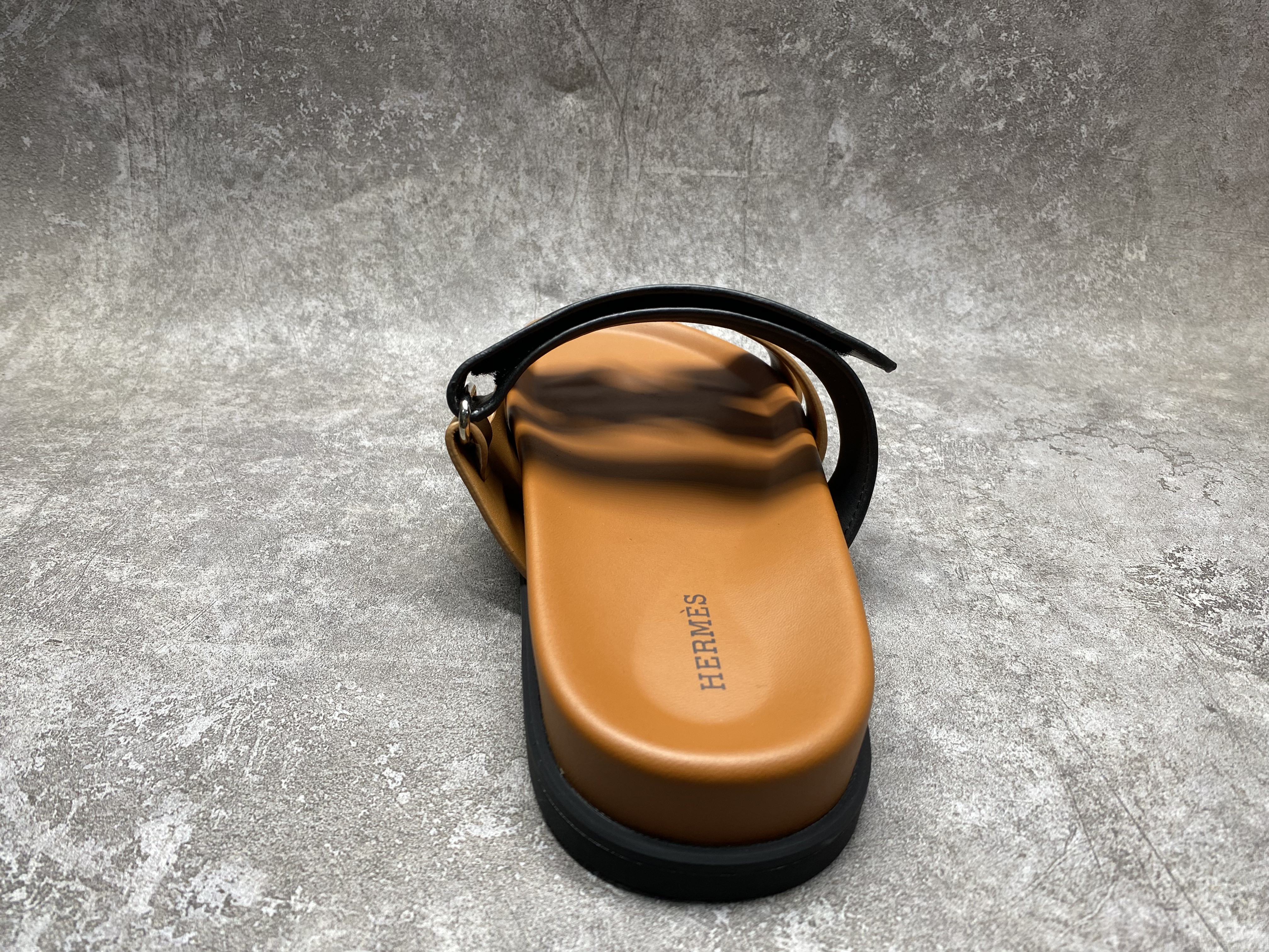 ua H**mes chypre sandal