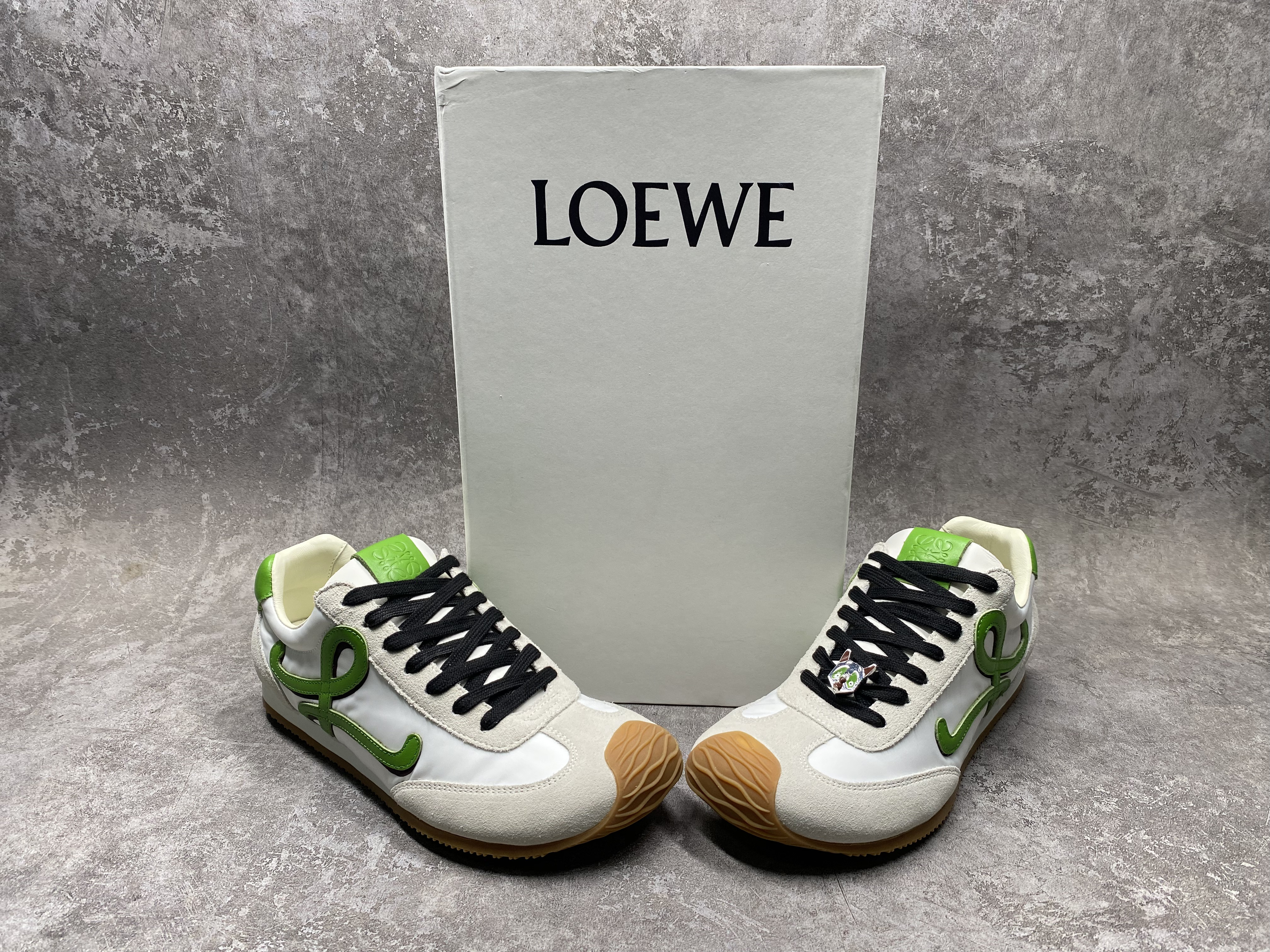 ua L0ew* sneakers