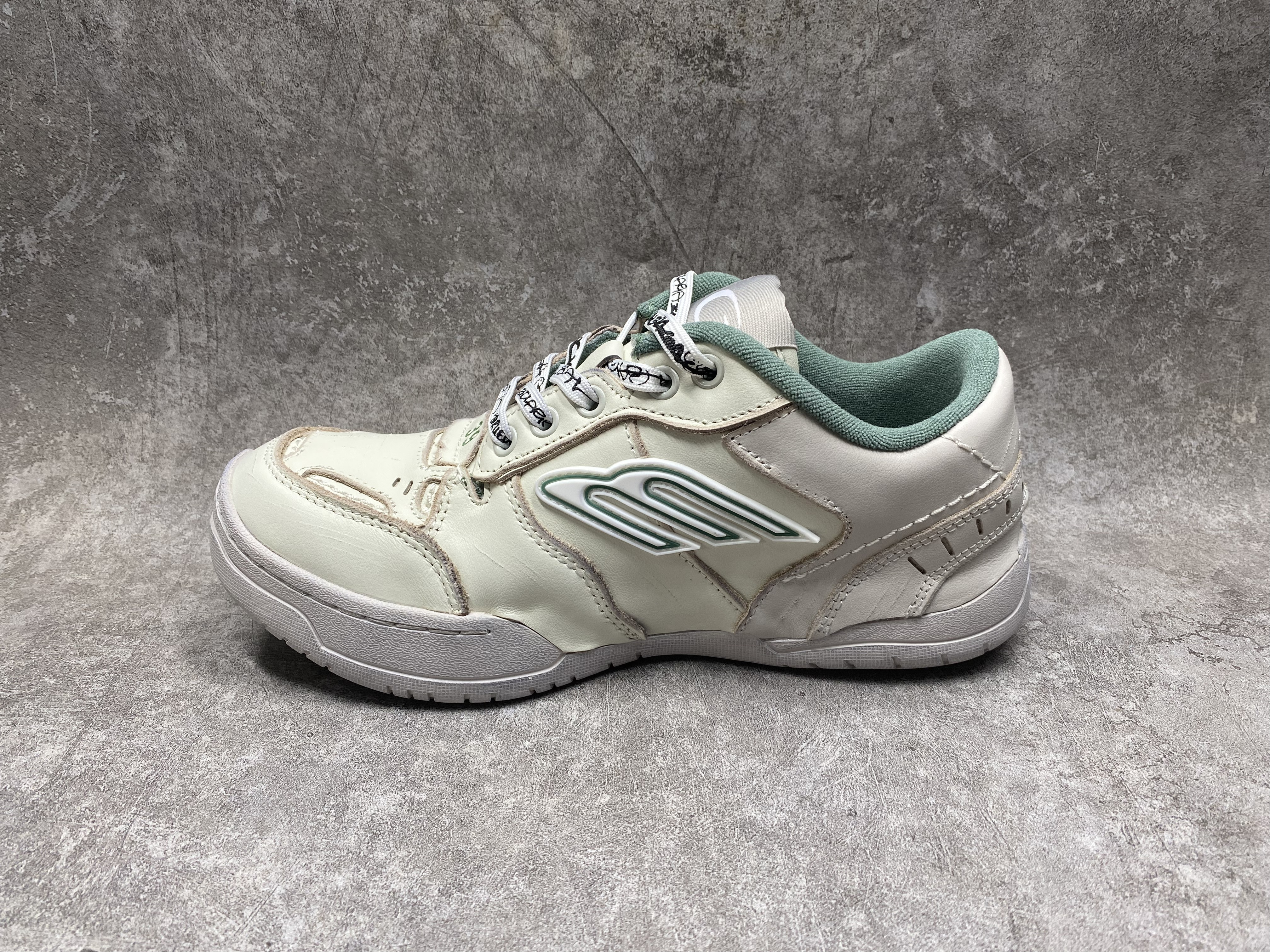 ua Ba*len*cia*ga hamptons worn-out sneaker (run one size large)