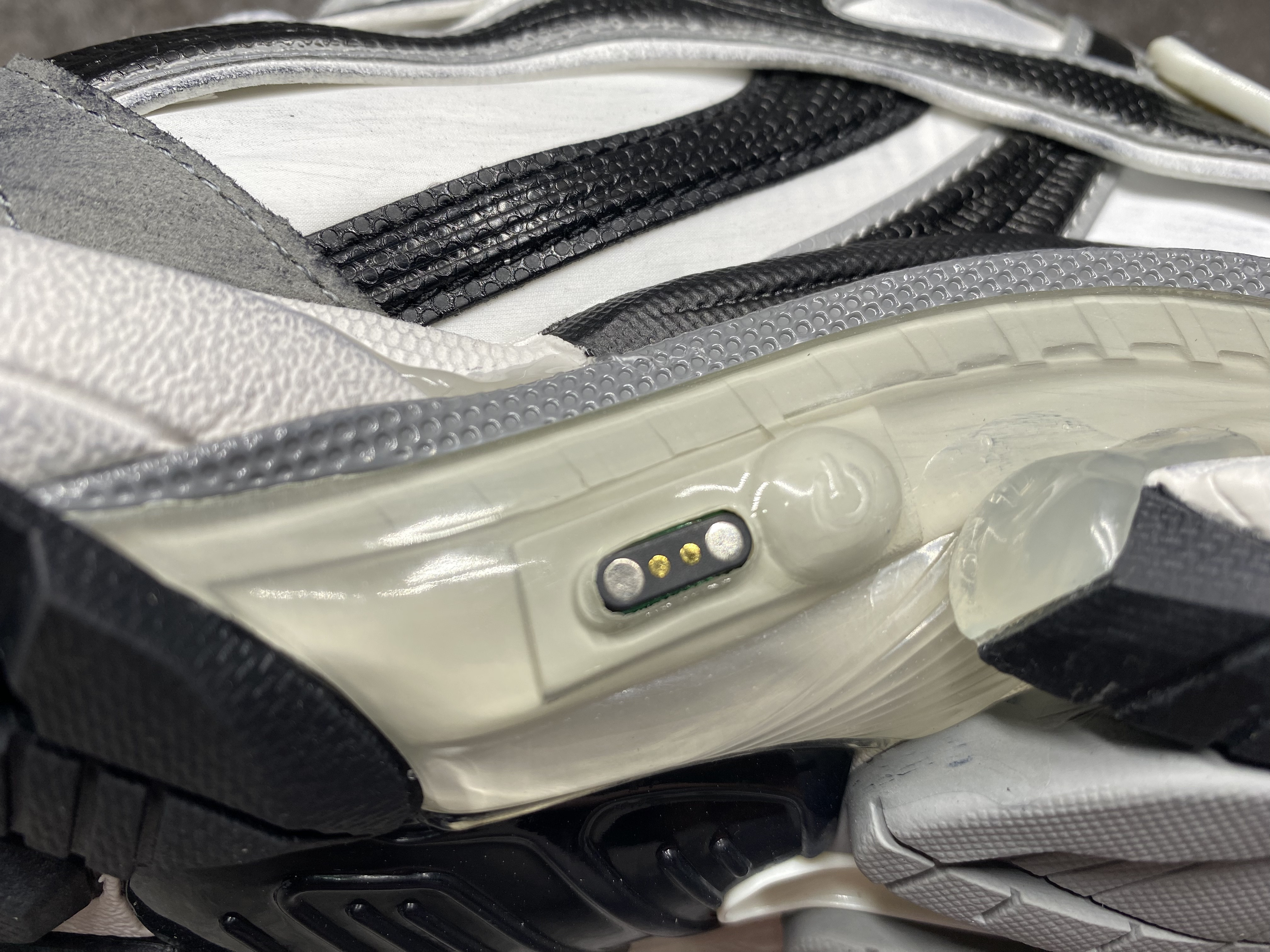 ua Ba*len*cia*ga runner sneaker