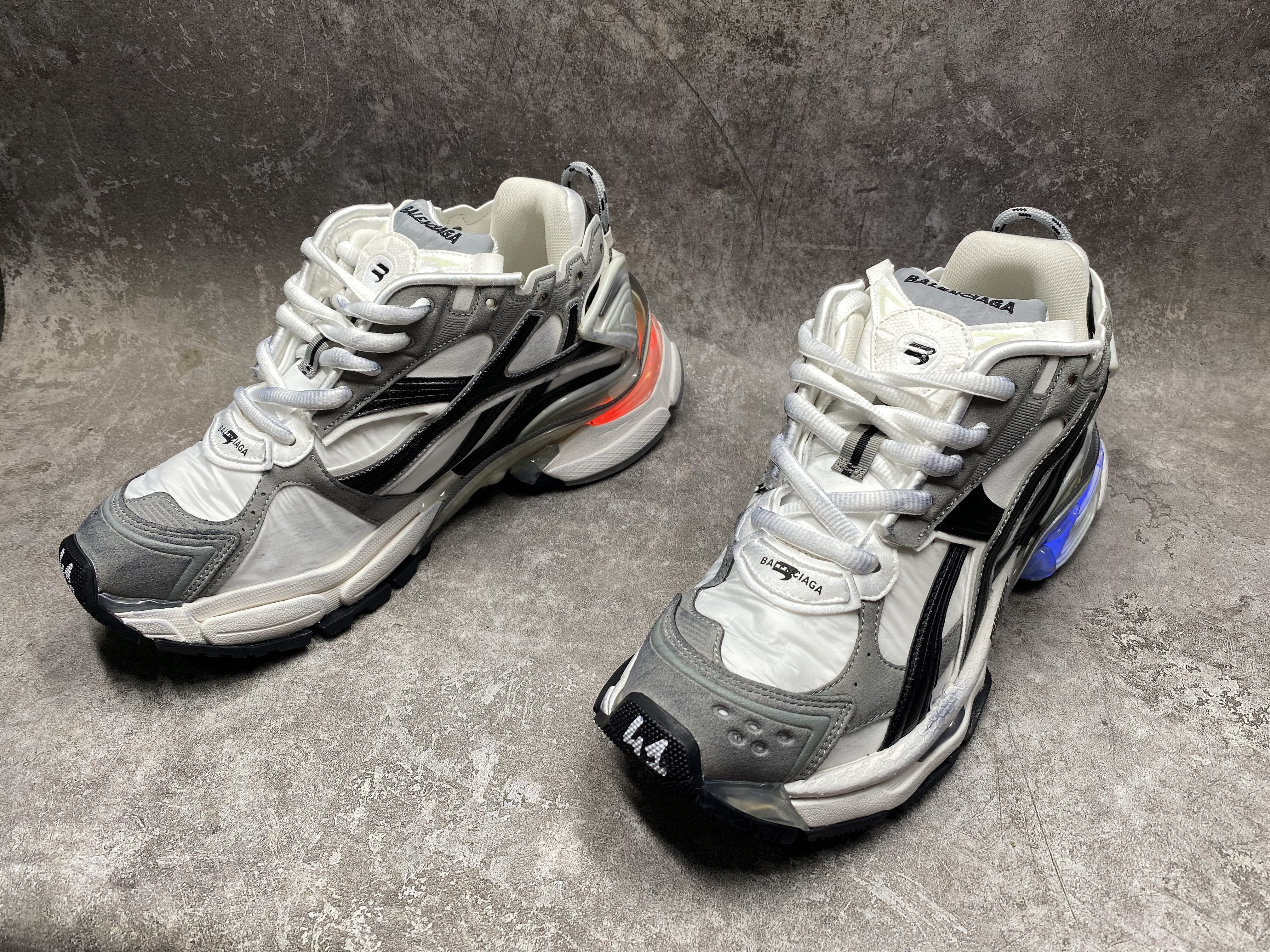 ua Ba*len*cia*ga runner sneaker