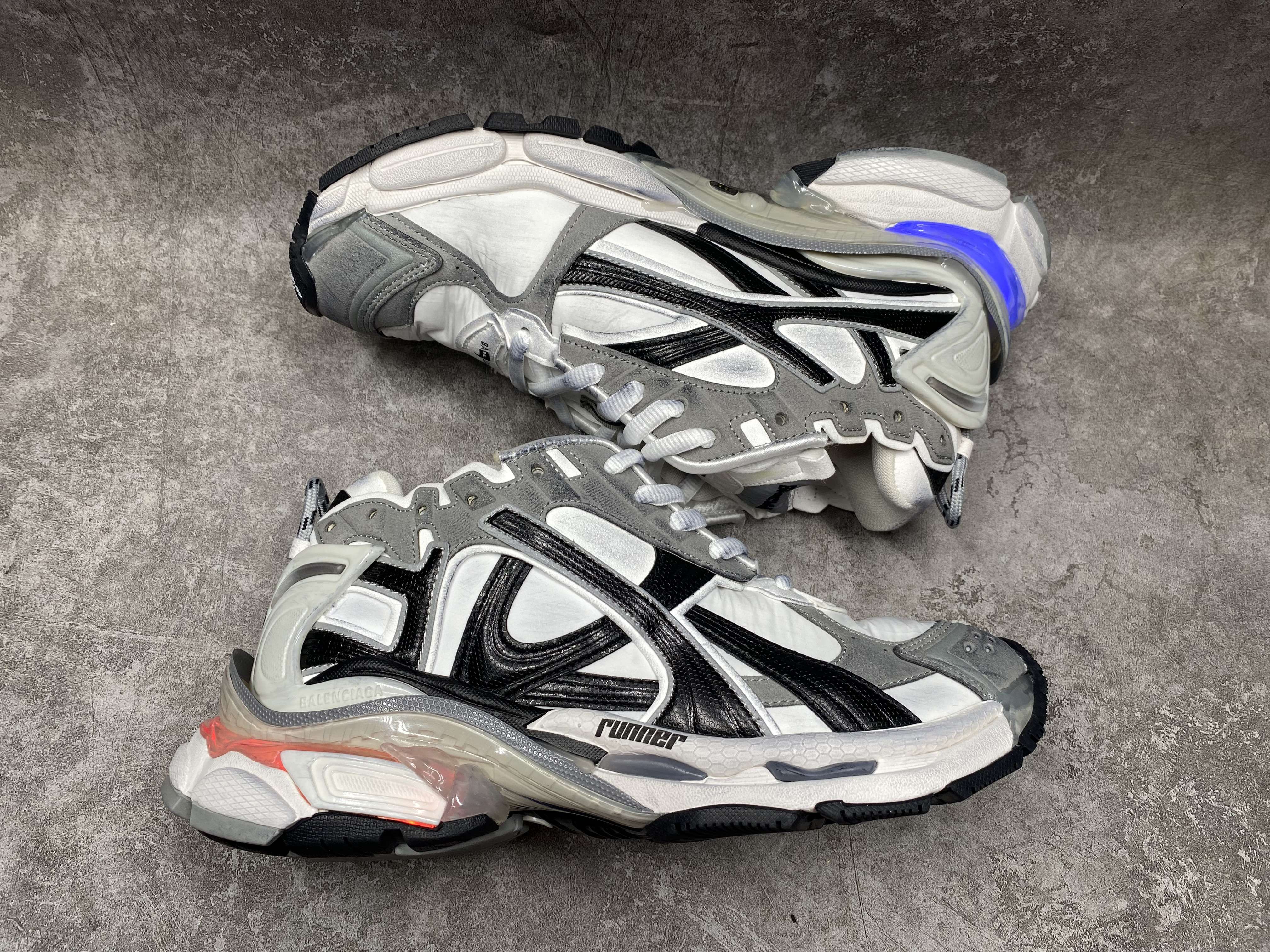 ua Ba*len*cia*ga runner sneaker