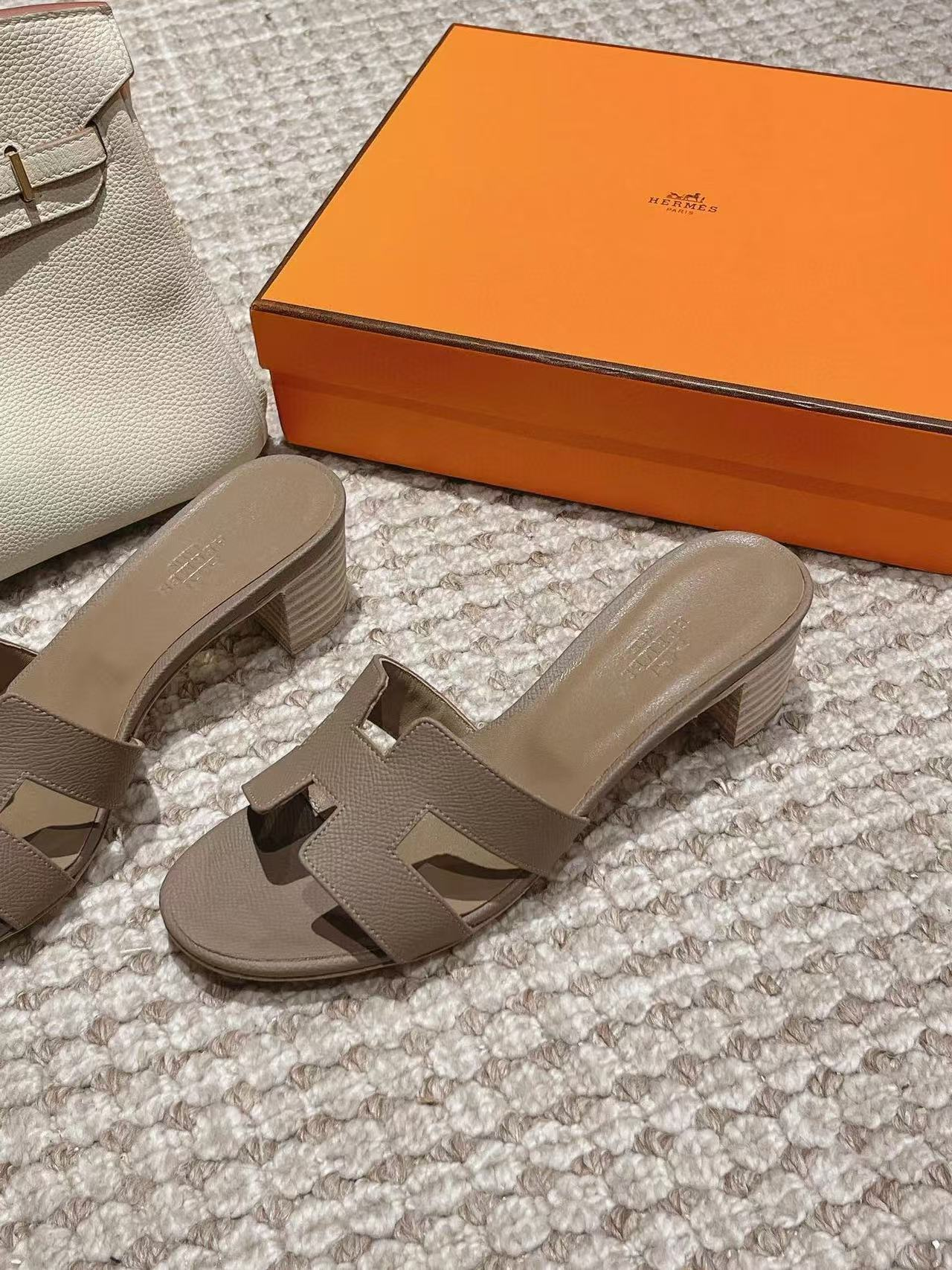 ua H**mes oasis sandal