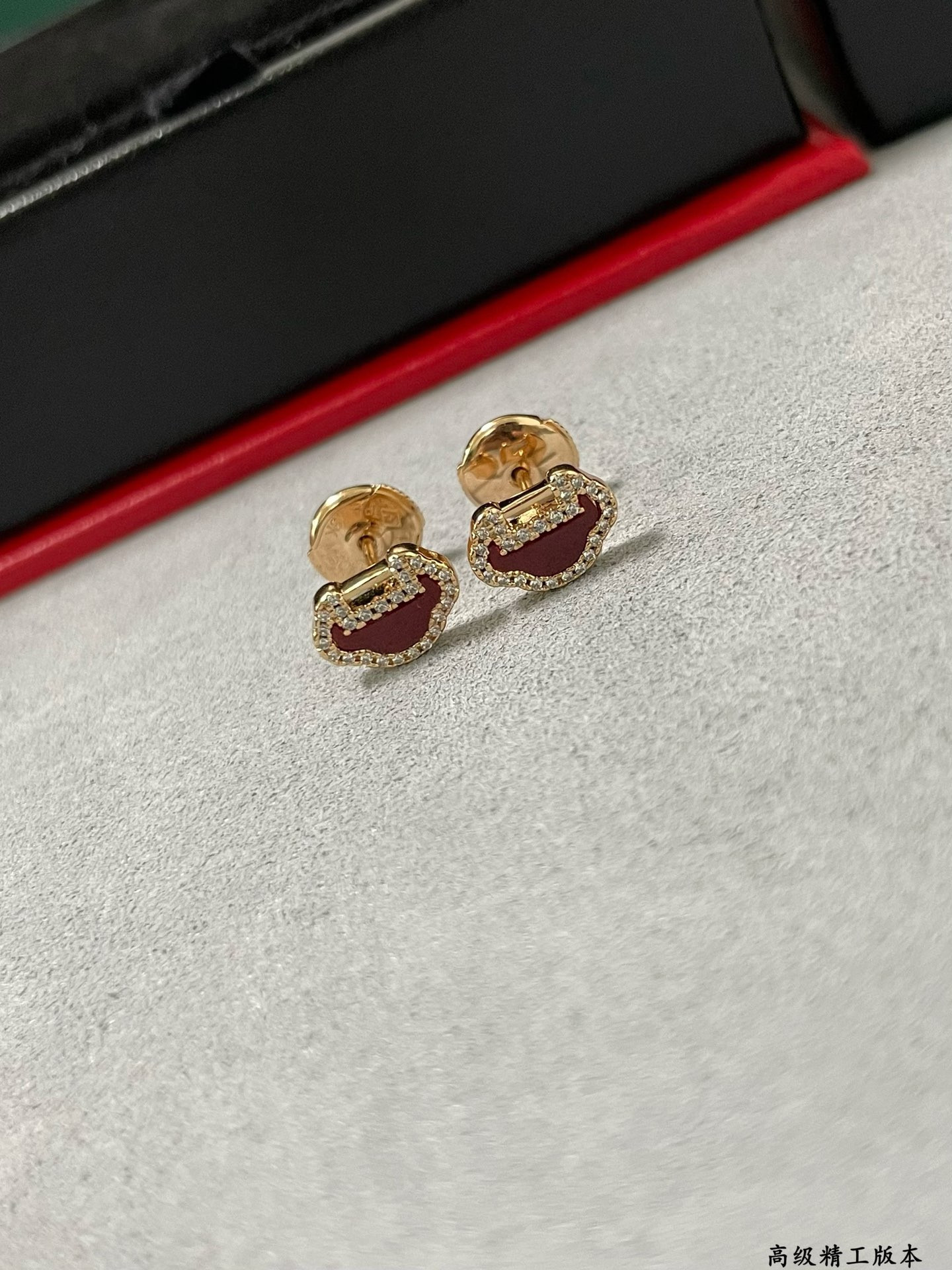 Qee1in mini ruyi stud earrings