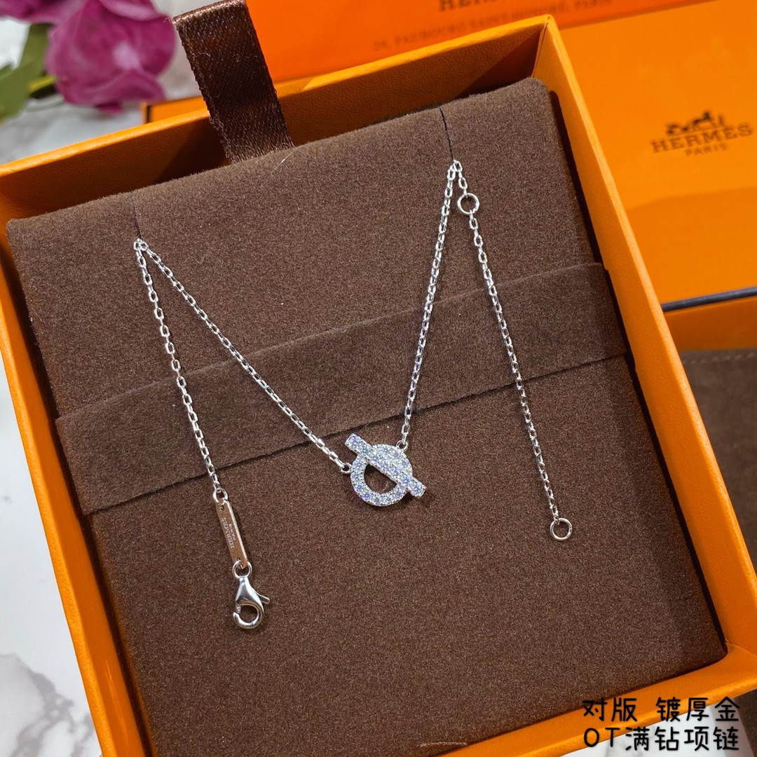 H**mes ot clasp necklace