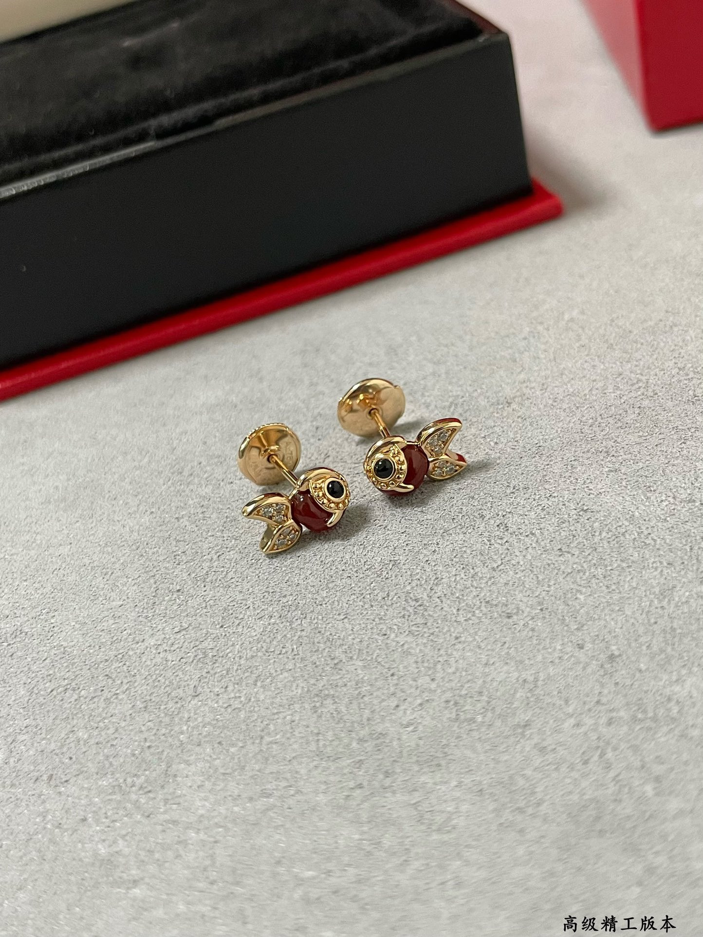 Qee1in little goldfish stud earrings