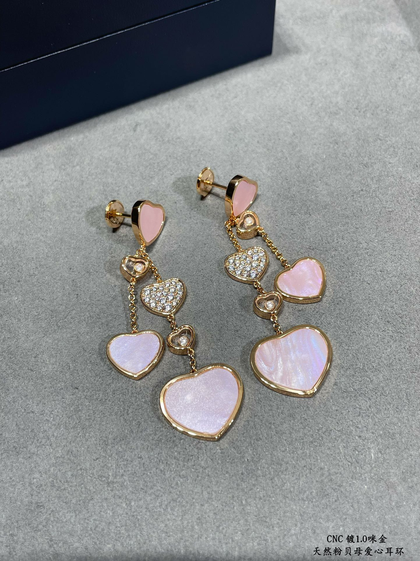 Ch0pard mother-of-pearl heart earrings