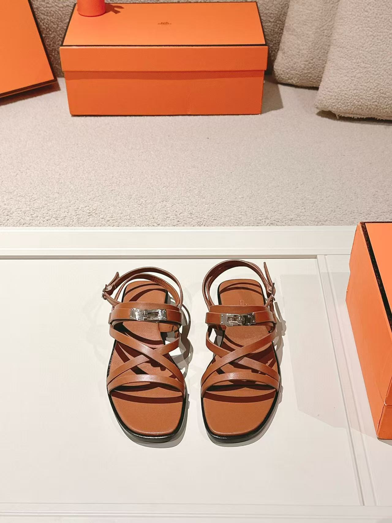 ua H**mes june sandal