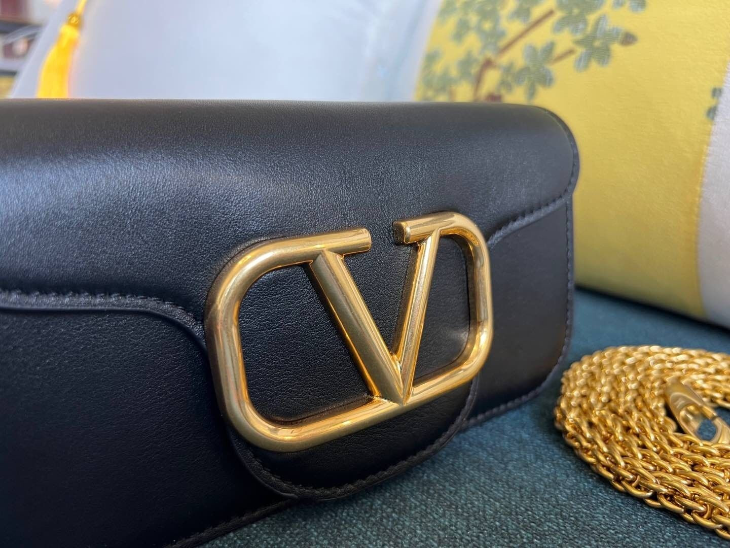 Va1e*ntin0 garavani locò small shoulder bag in calfskin 20x11x5cm
