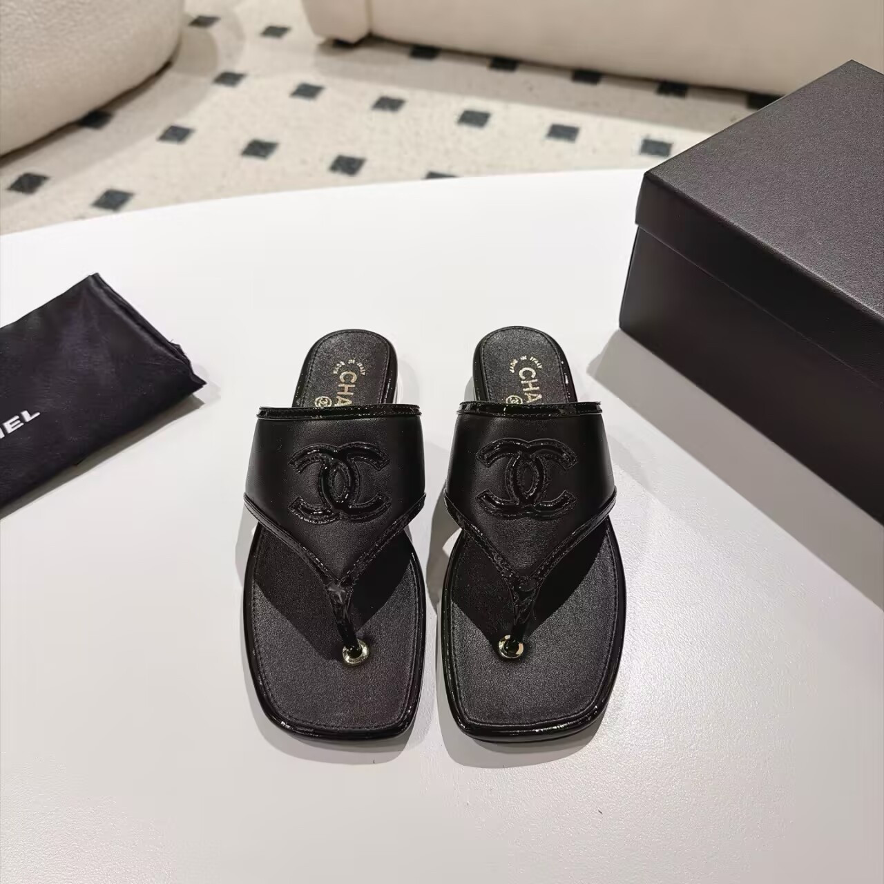 ua Ch*el thong sandals