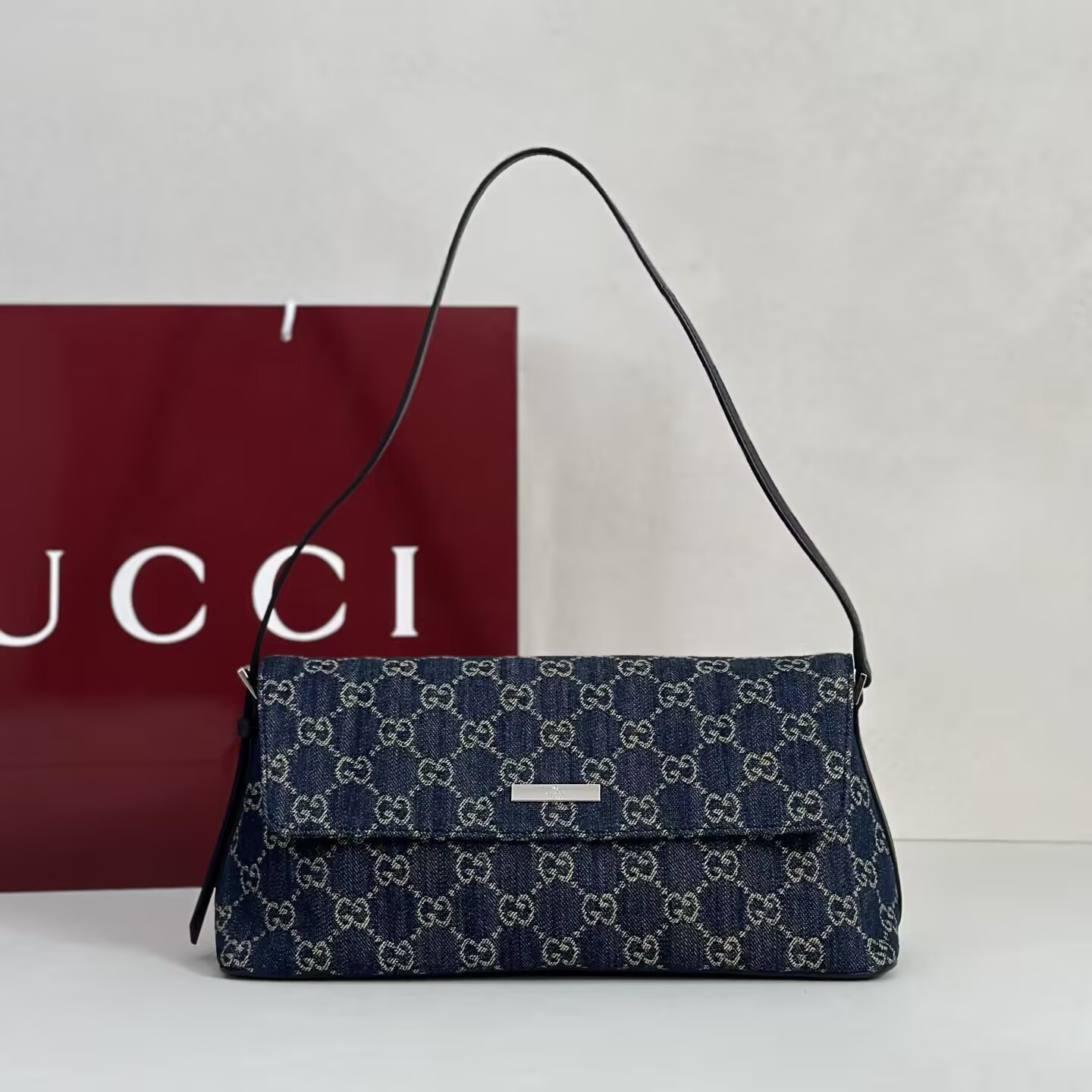 G*u*i madison medium shoulder bag 31x13x11.5cm