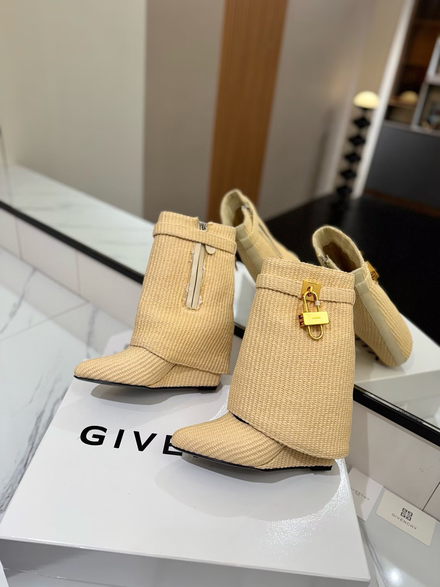 ua G1uenchy boots