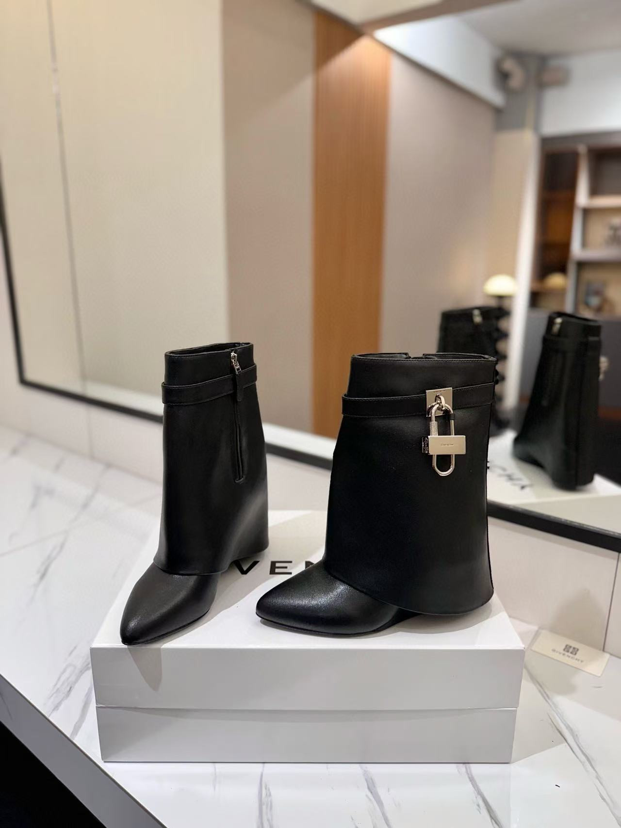 ua G1uenchy boots