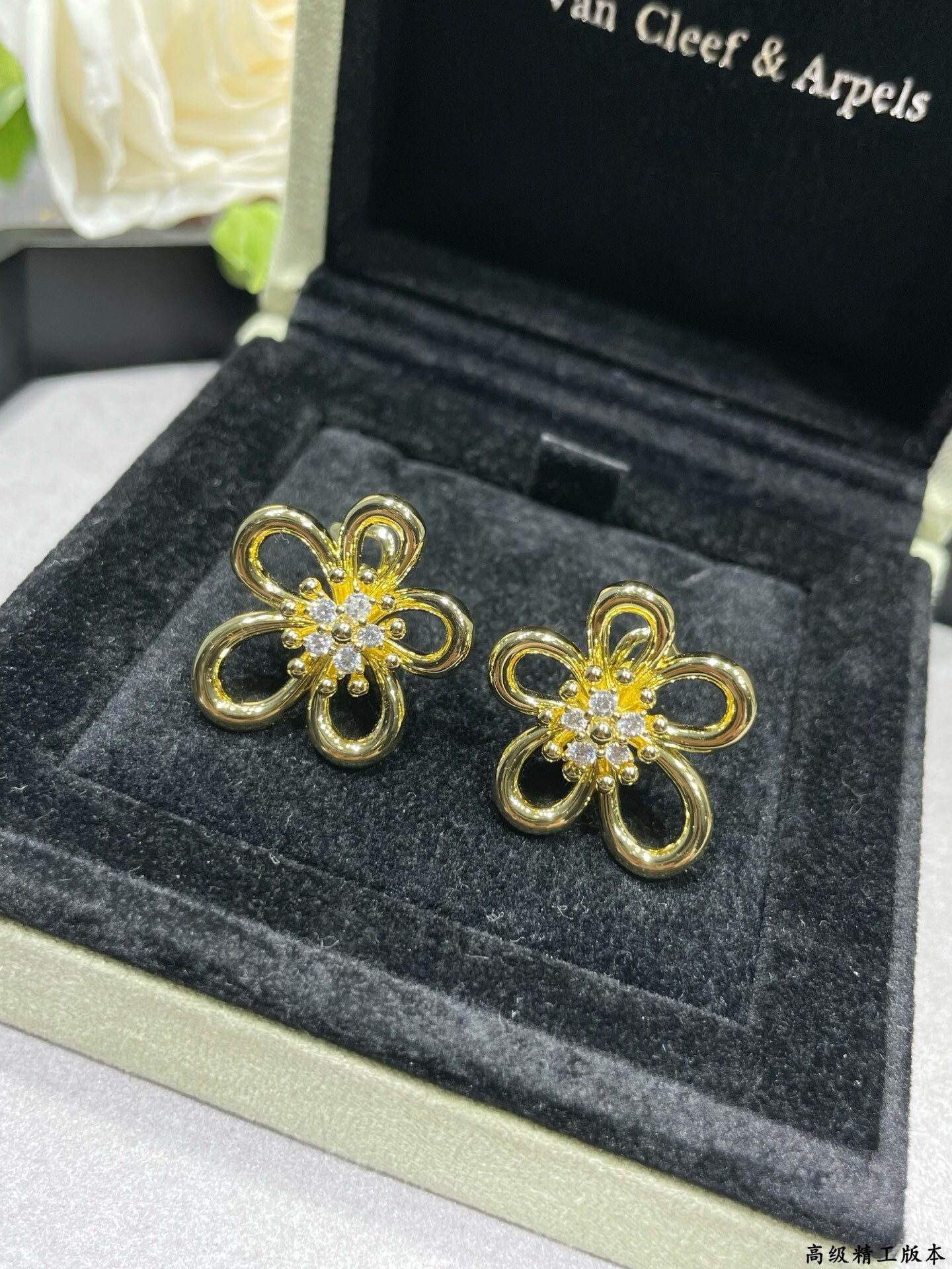 V*N CL*F & arpels flowerlace earrings