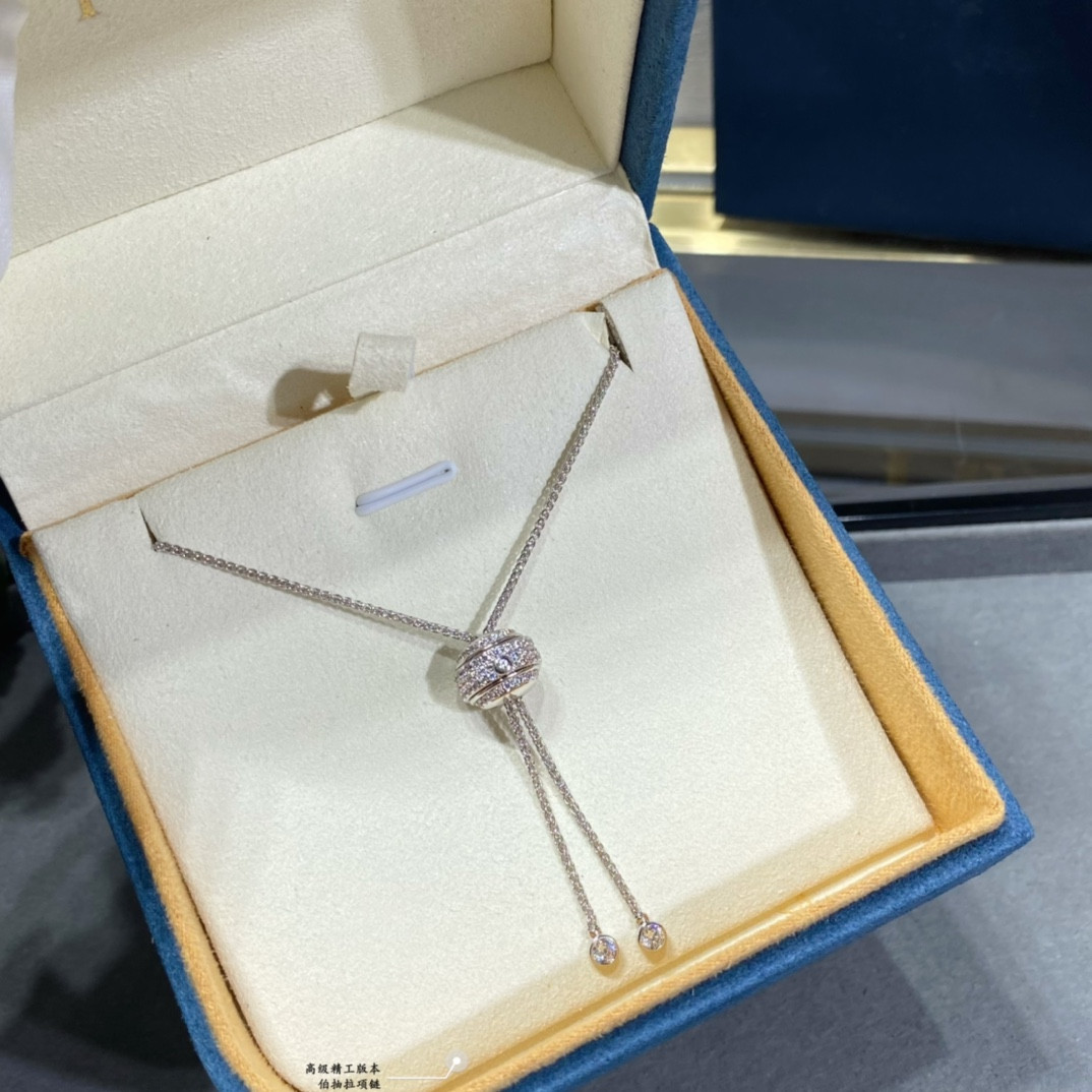 P1aget pull-style necklace