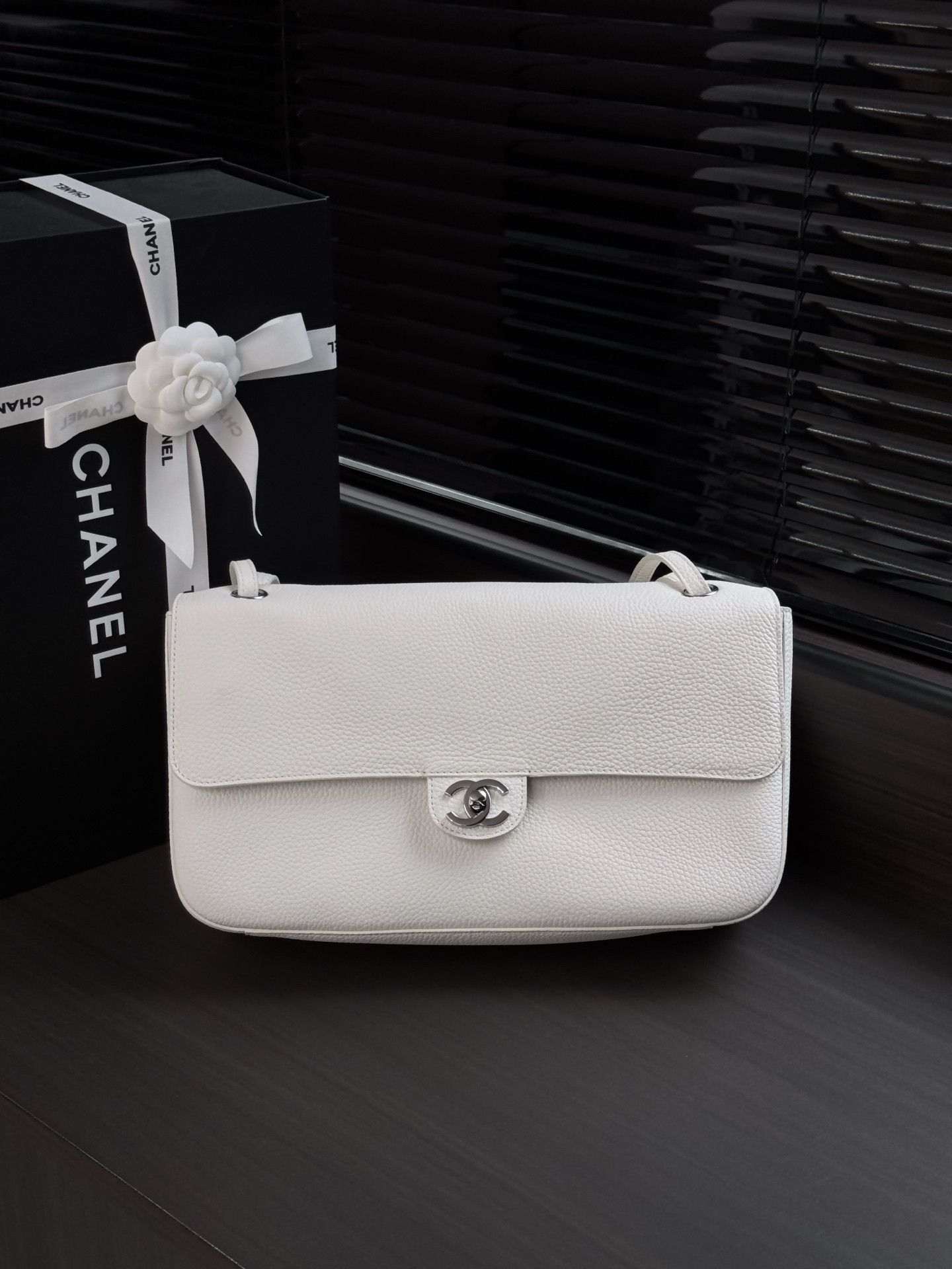 Ch*el maxi flap bag in white with silver-tone hardware as6231 19.5x32x10cm