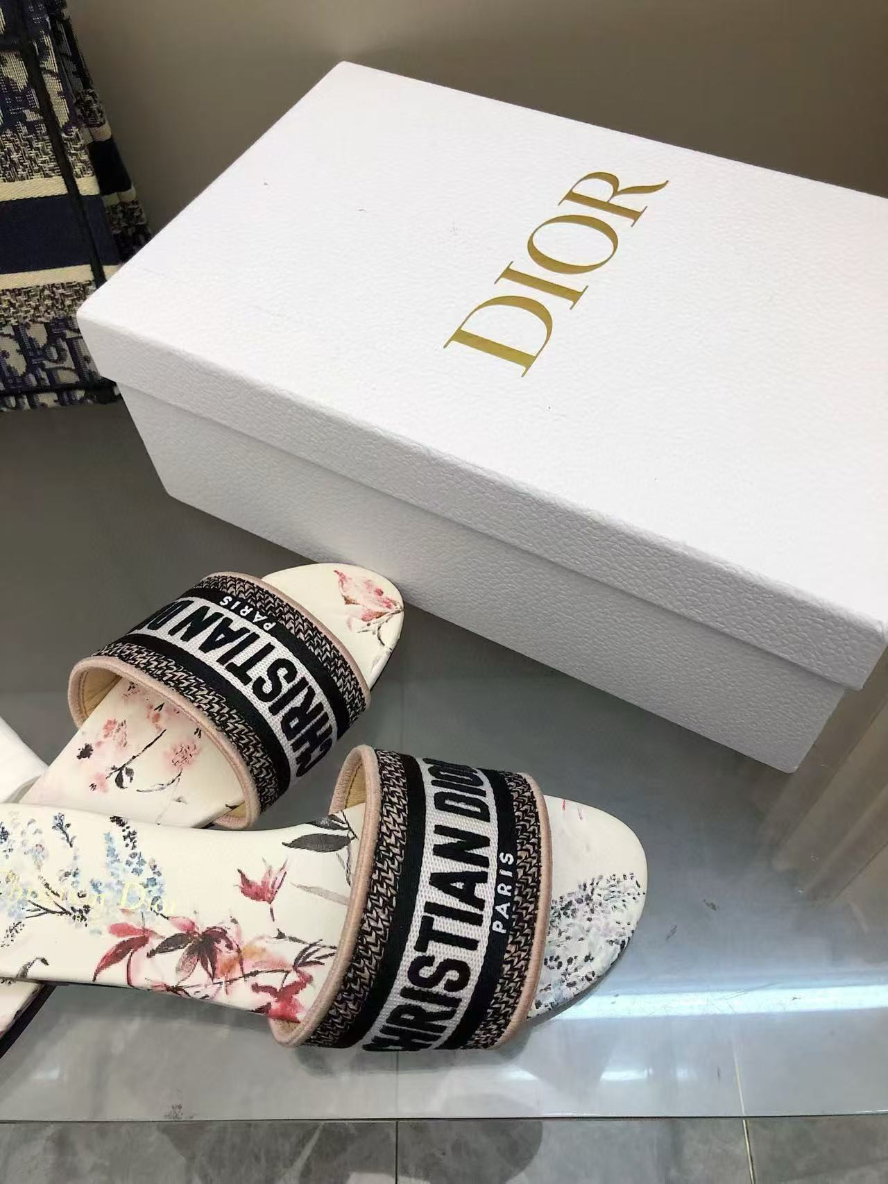 ua D*or dway slide