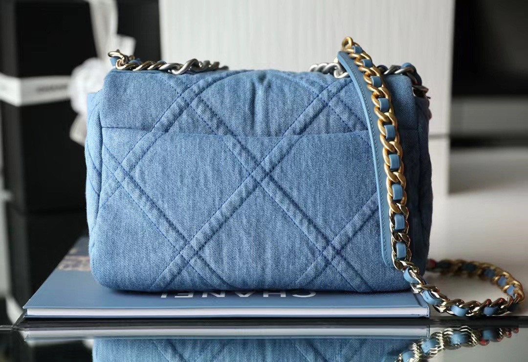 ch*el De*1m quilted medium 19 bag 30cm
