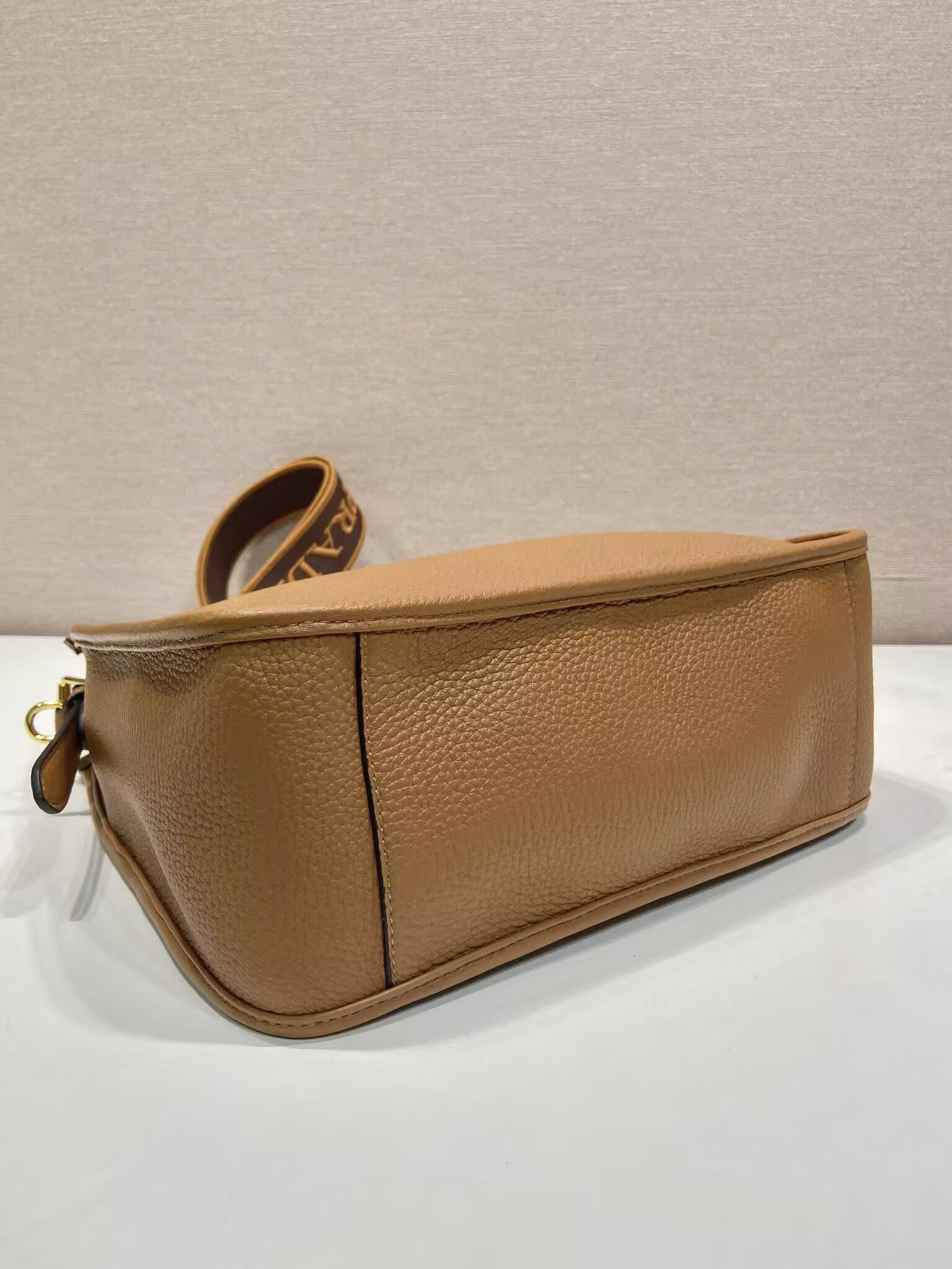 Pra*a medium leather bag 26x28x11cm