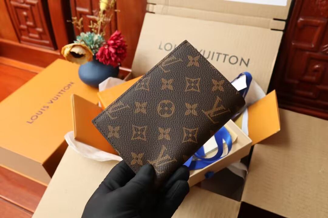 LV Passport Cover M64502 10x14x2.5cm
