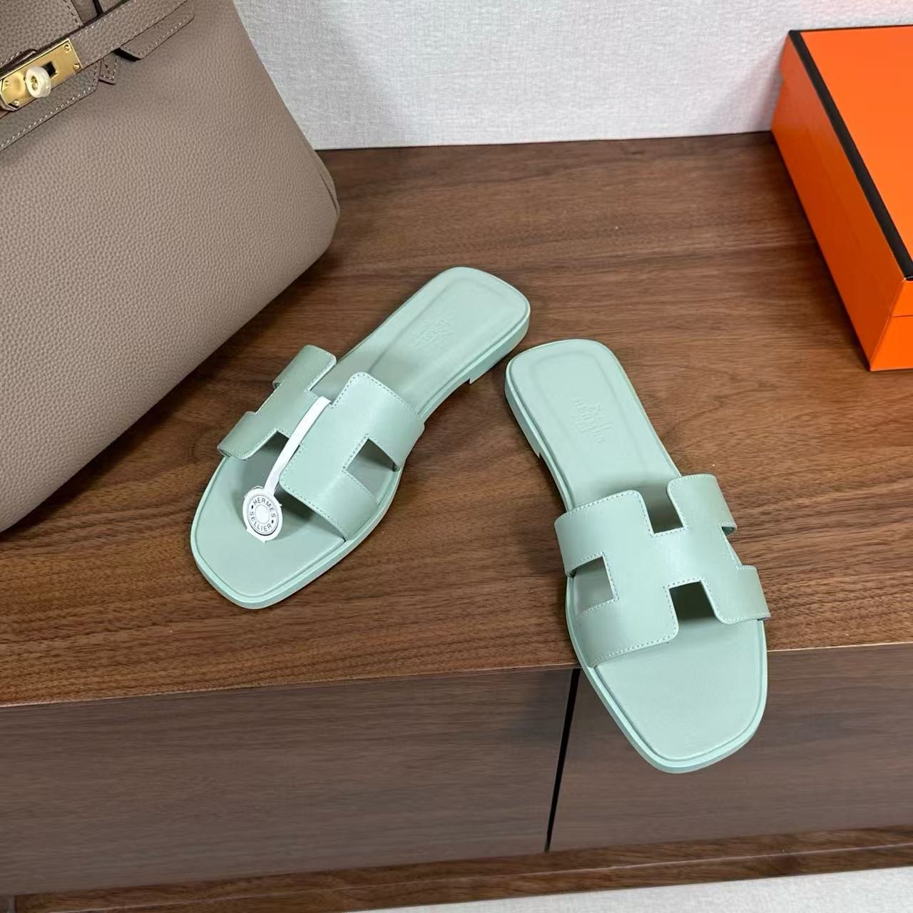 ua H**mes oran sandal