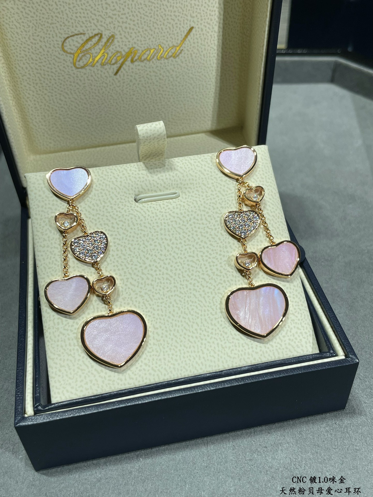 Ch0pard mother-of-pearl heart earrings