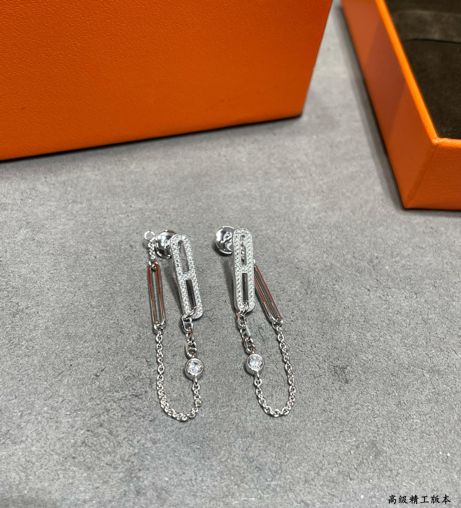 H**mes fully di*m*nd-encrusted h chain stud earrings